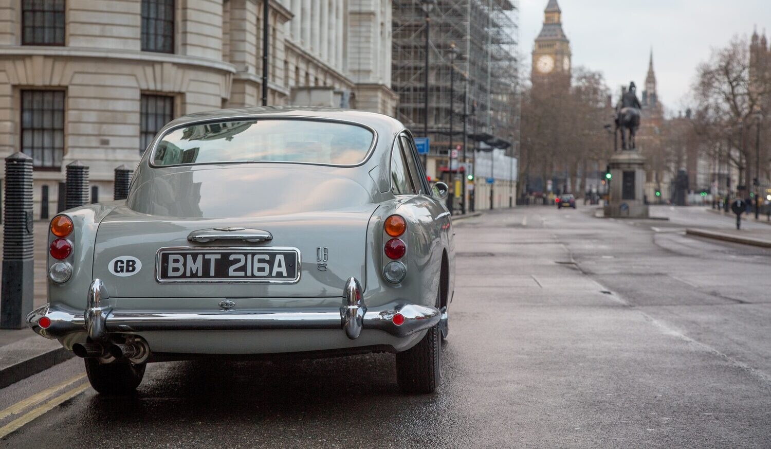 Heckansicht eines Aston Martin DB5. Heckansicht eines Aston Martin DB5.