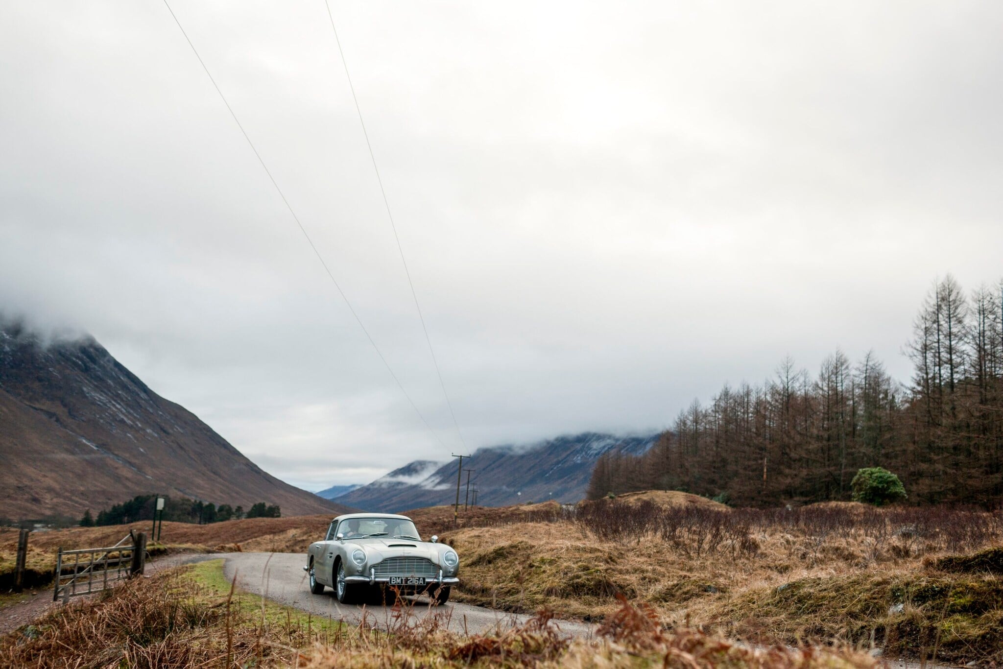 Ein Oldtimer Aston Martin DB5 von schräg vorne Ein Oldtimer Aston Martin DB5 von schräg vorne