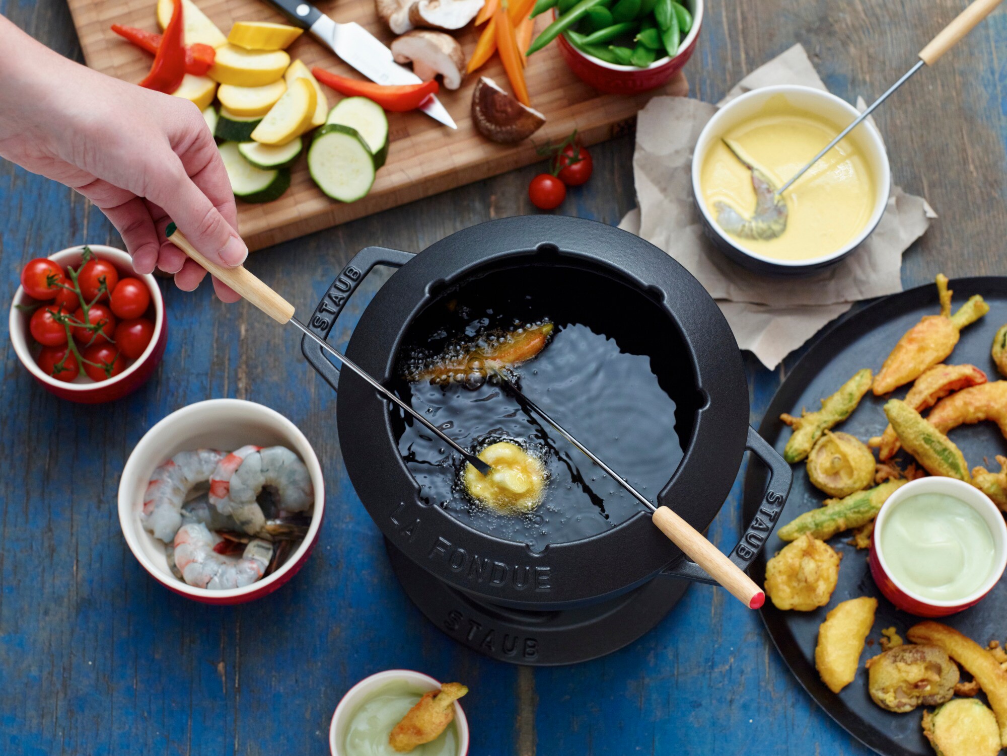 Staub Fondue-Set mit Lebensmitteln dekoriert