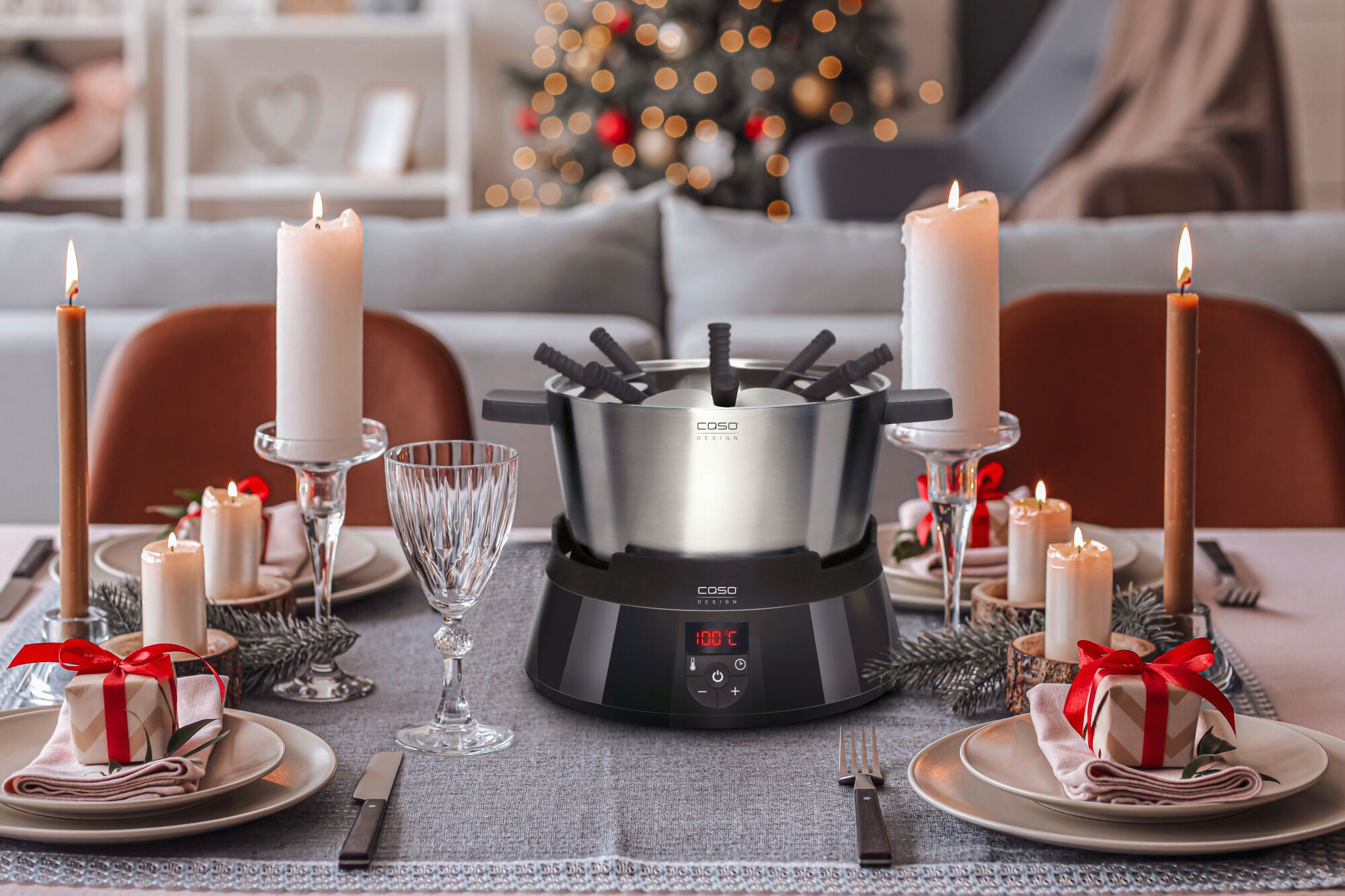 Caso Induktions FonDue auf einem weihnachtlich dekorierten Tisch