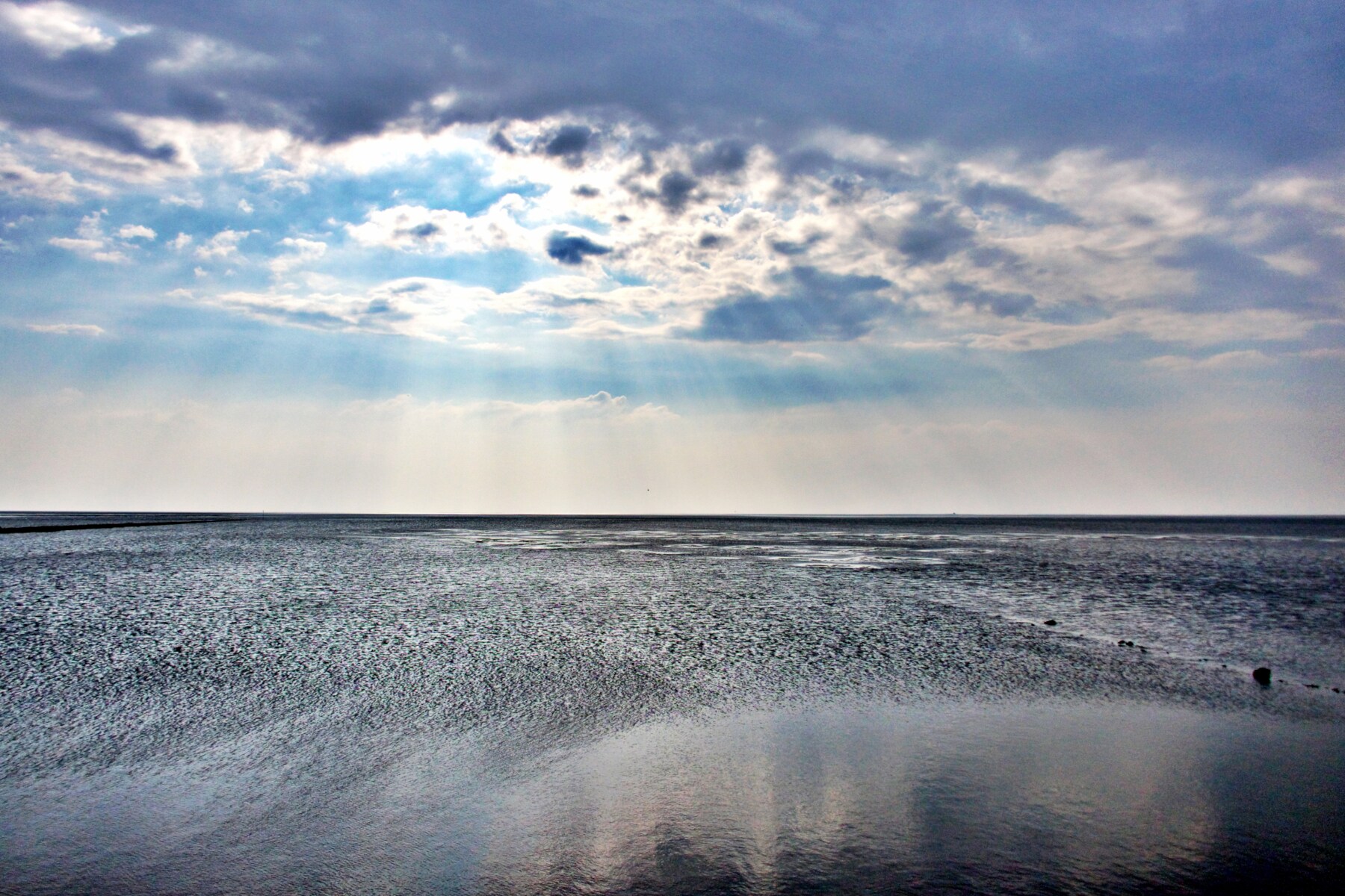 Eine endlose Wattlandschaft bei sonnigem Winterwetter