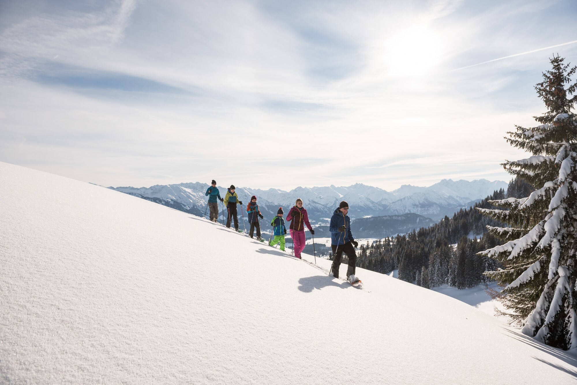 Eine Gruppe Schneeschuhwanderer geht durch den Schnee
