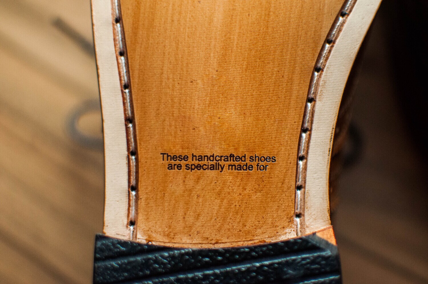 Die Sohle eines handgefertigten Schuhs mit Aufschrift Die Sohle eines handgefertigten Schuhs mit Aufschrift