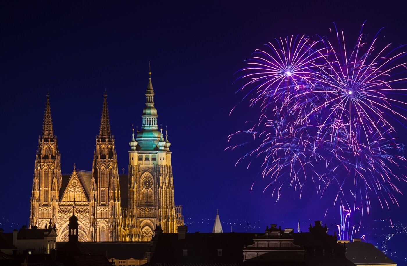 Ein Feuerwerk neben einer Kathedrale unter dem Nachthimmel Ein Feuerwerk neben einer Kathedrale unter dem Nachthimmel