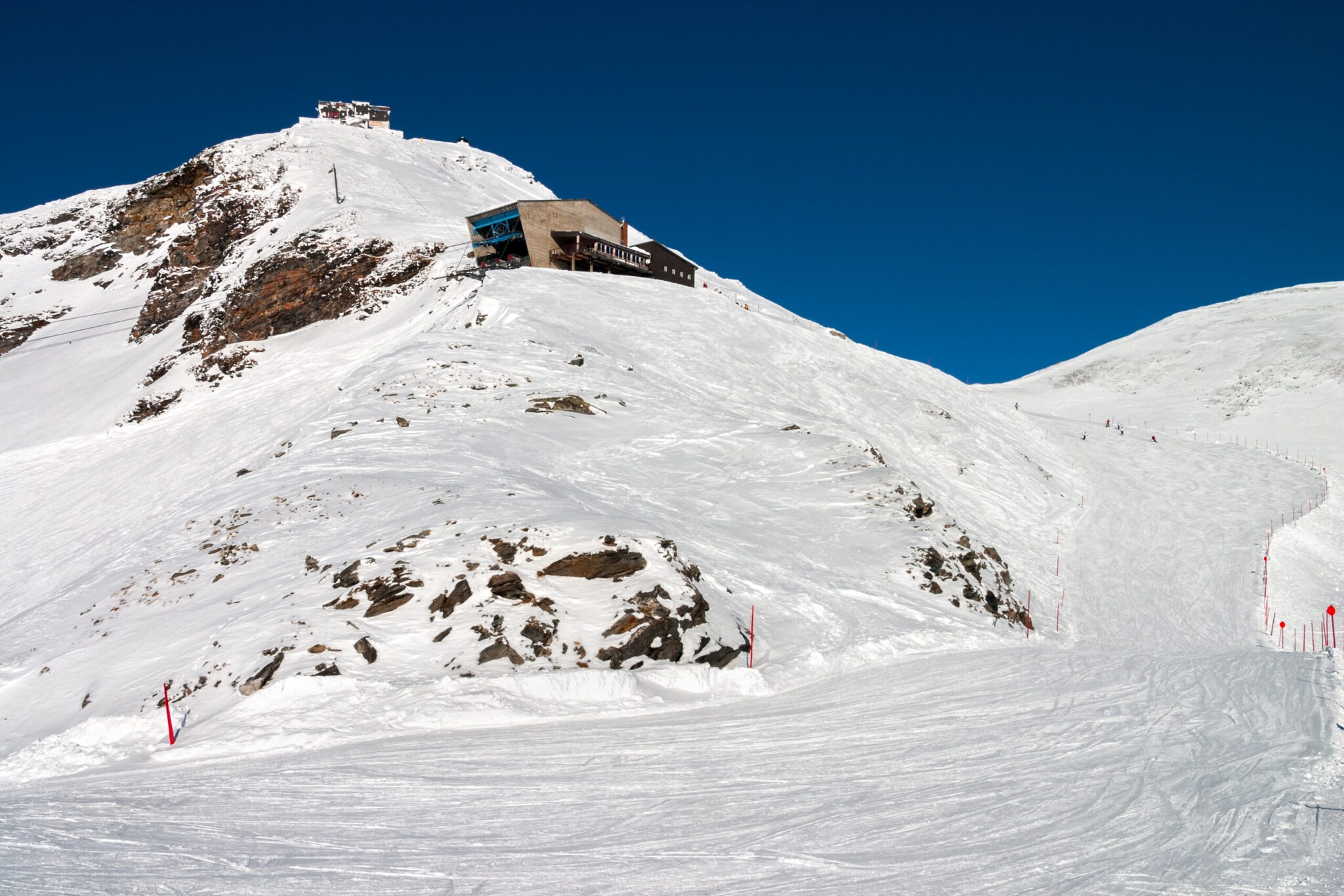 Ein Haus auf einem mit Schnee bedeckten Berg