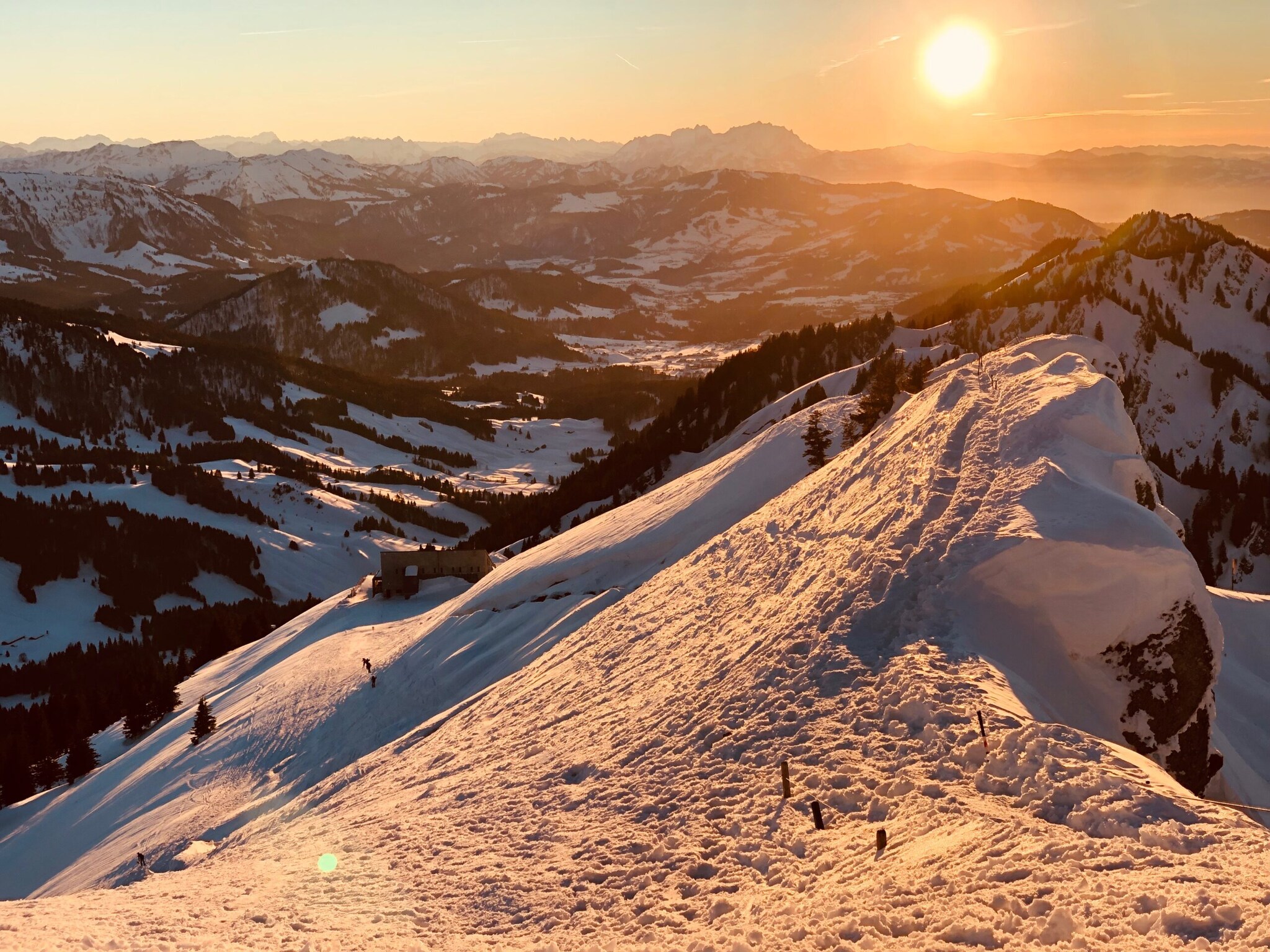 Verschneites Bergpanorama im Sonnenuntergang