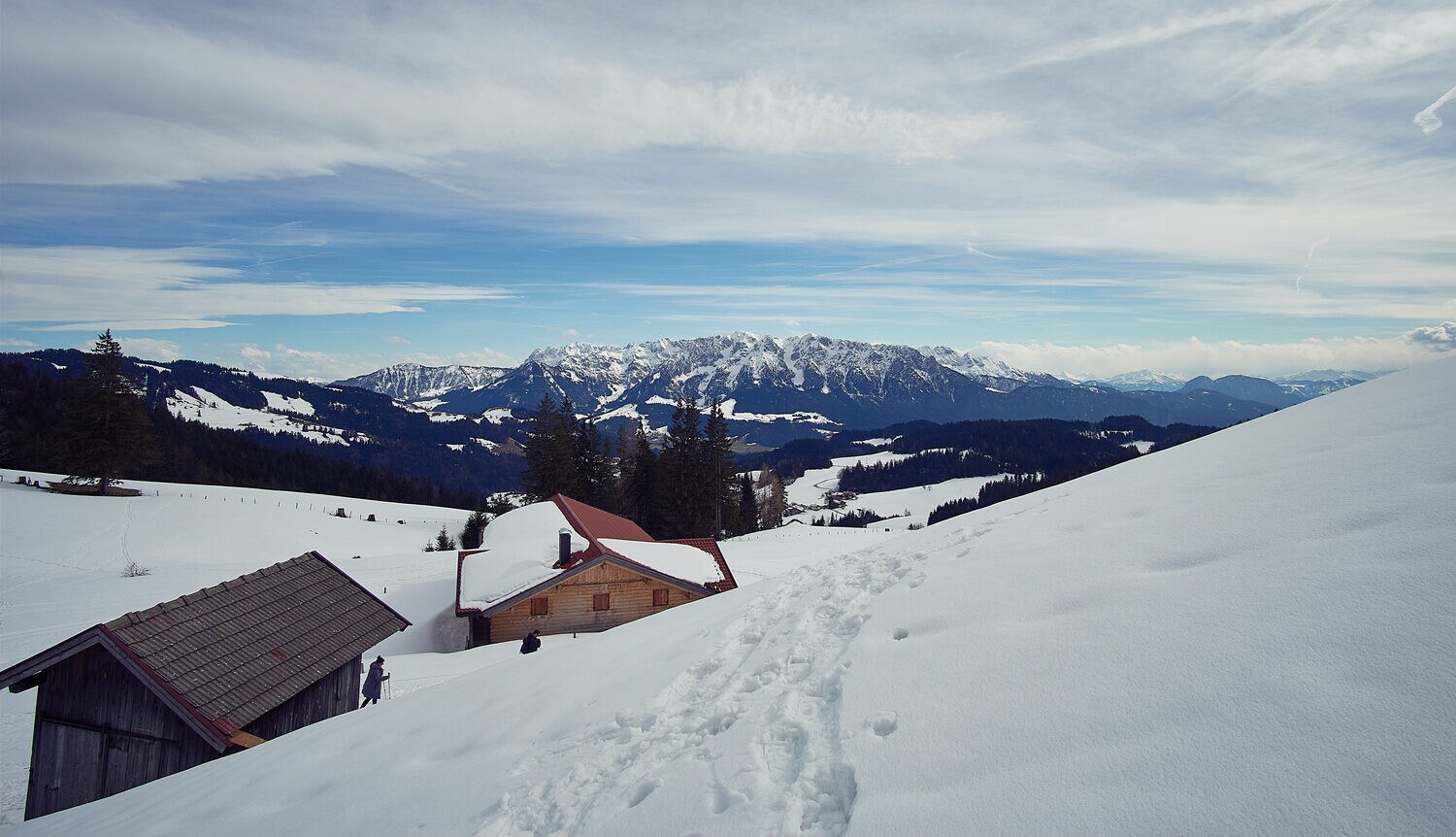 Schneebedeckte Gipfel an der Goglalm.