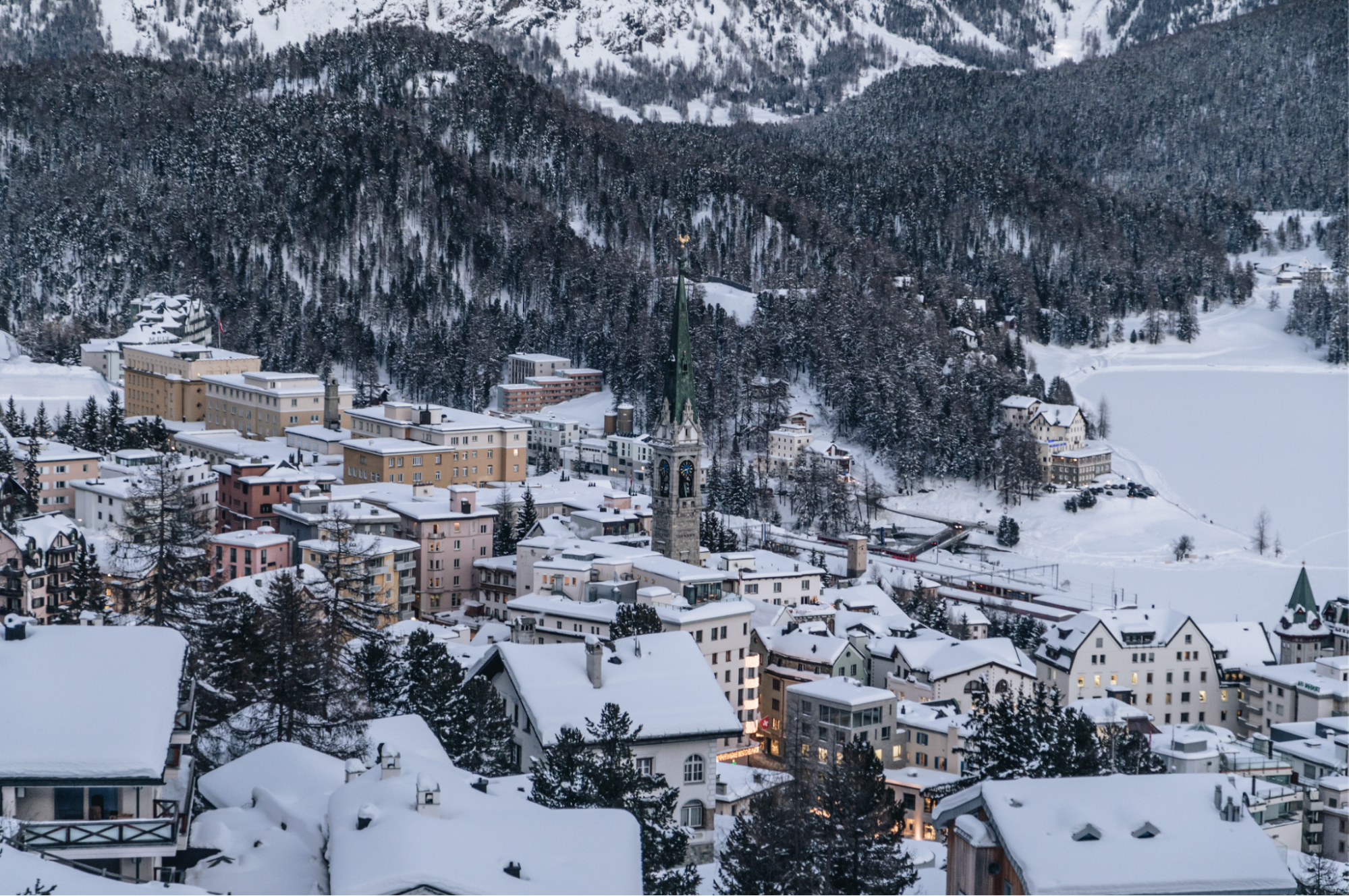 Das schneebedeckte St. Moritz vor einer Bergkulisse