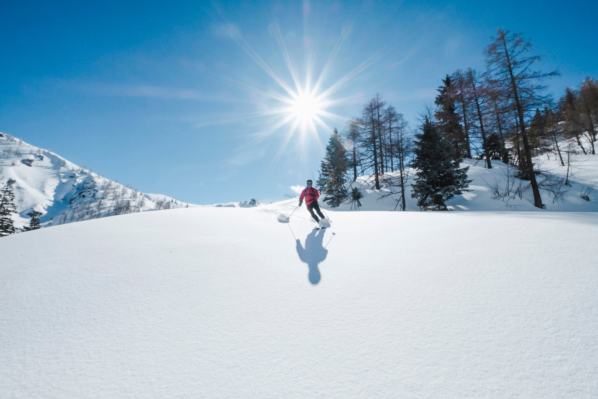 Skiläufer bei der Abfahrt