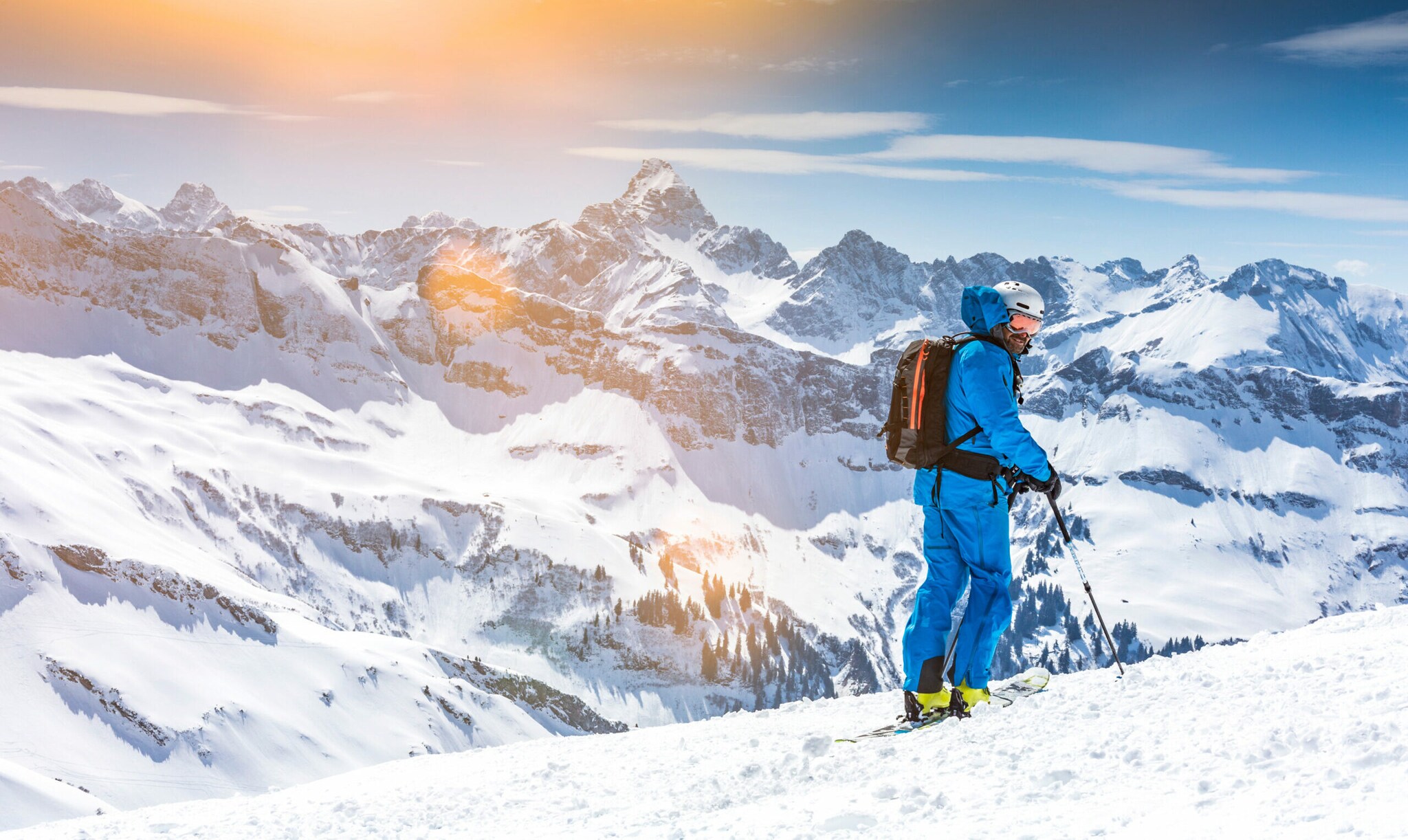 Ein Skiläufer vor schneebedeckten Gipfeln. Ein Skiläufer vor schneebedeckten Gipfeln.