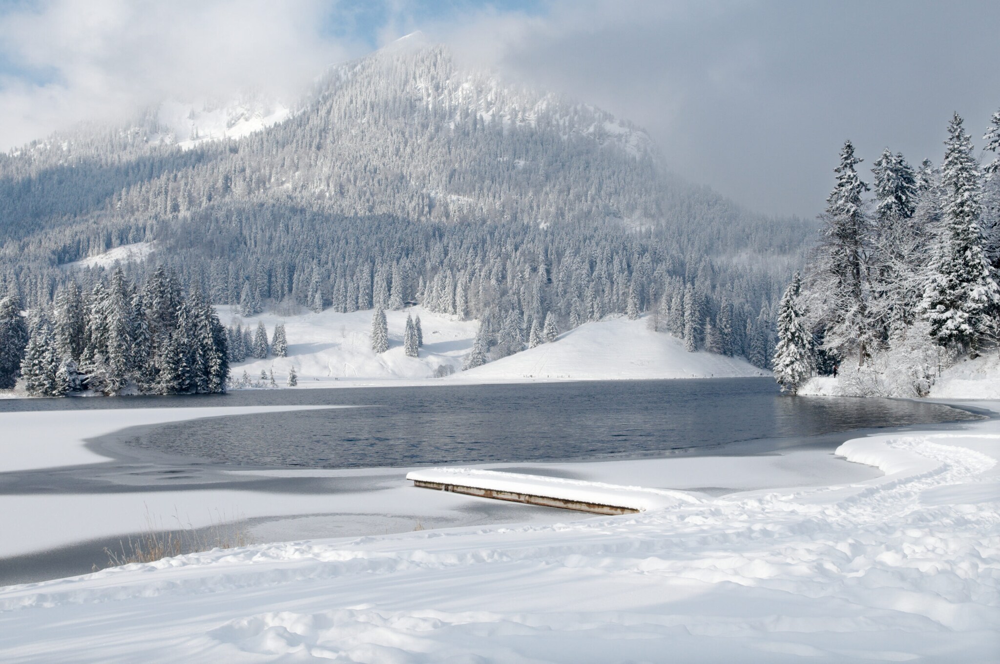 Blick auf den winterlichen Spitzingsee. Blick auf den winterlichen Spitzingsee.