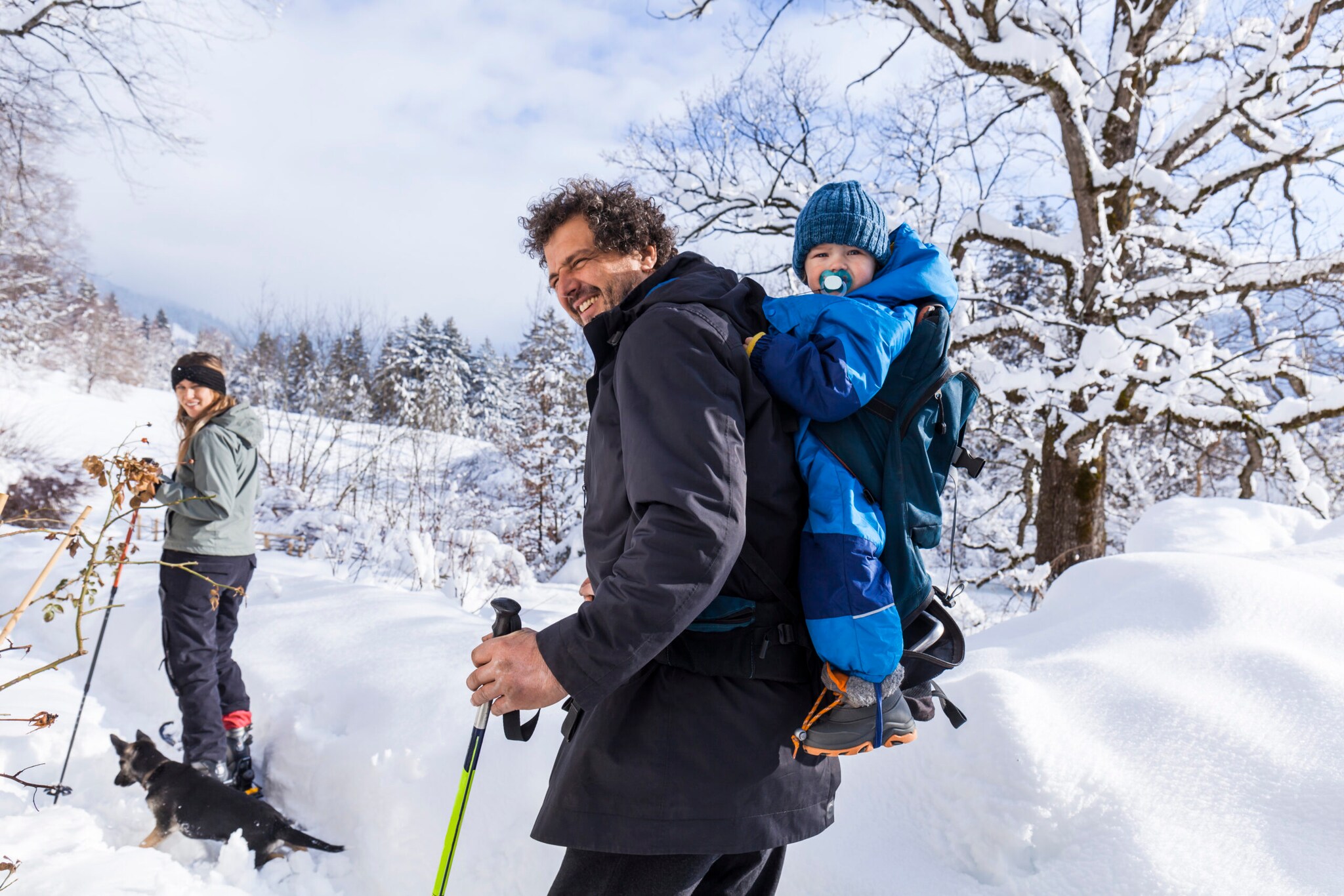 Familie mit Hund bei einer Skitour Familie mit Hund bei einer Skitour