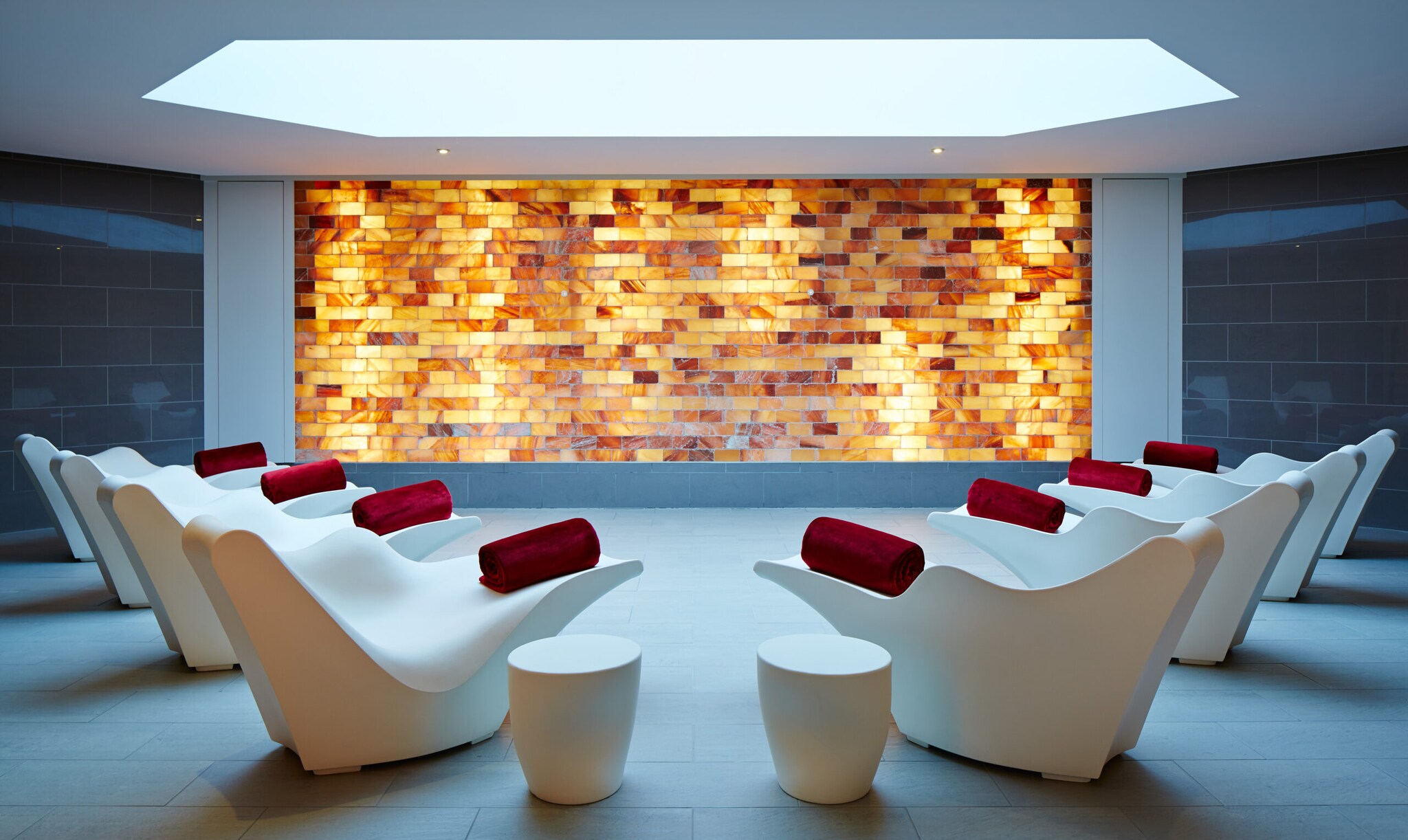 Weiße Liegen vor einer Salzwand