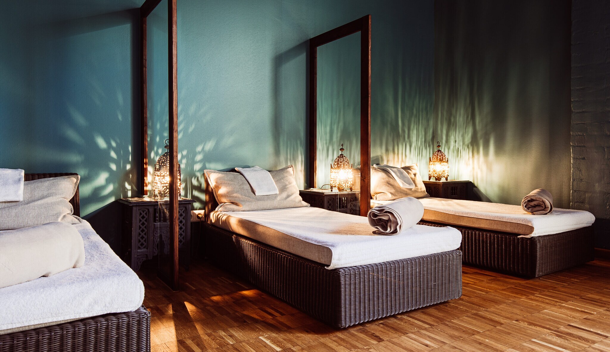 Liegen in einem Spa-Bereich mit orientalischen Lampen