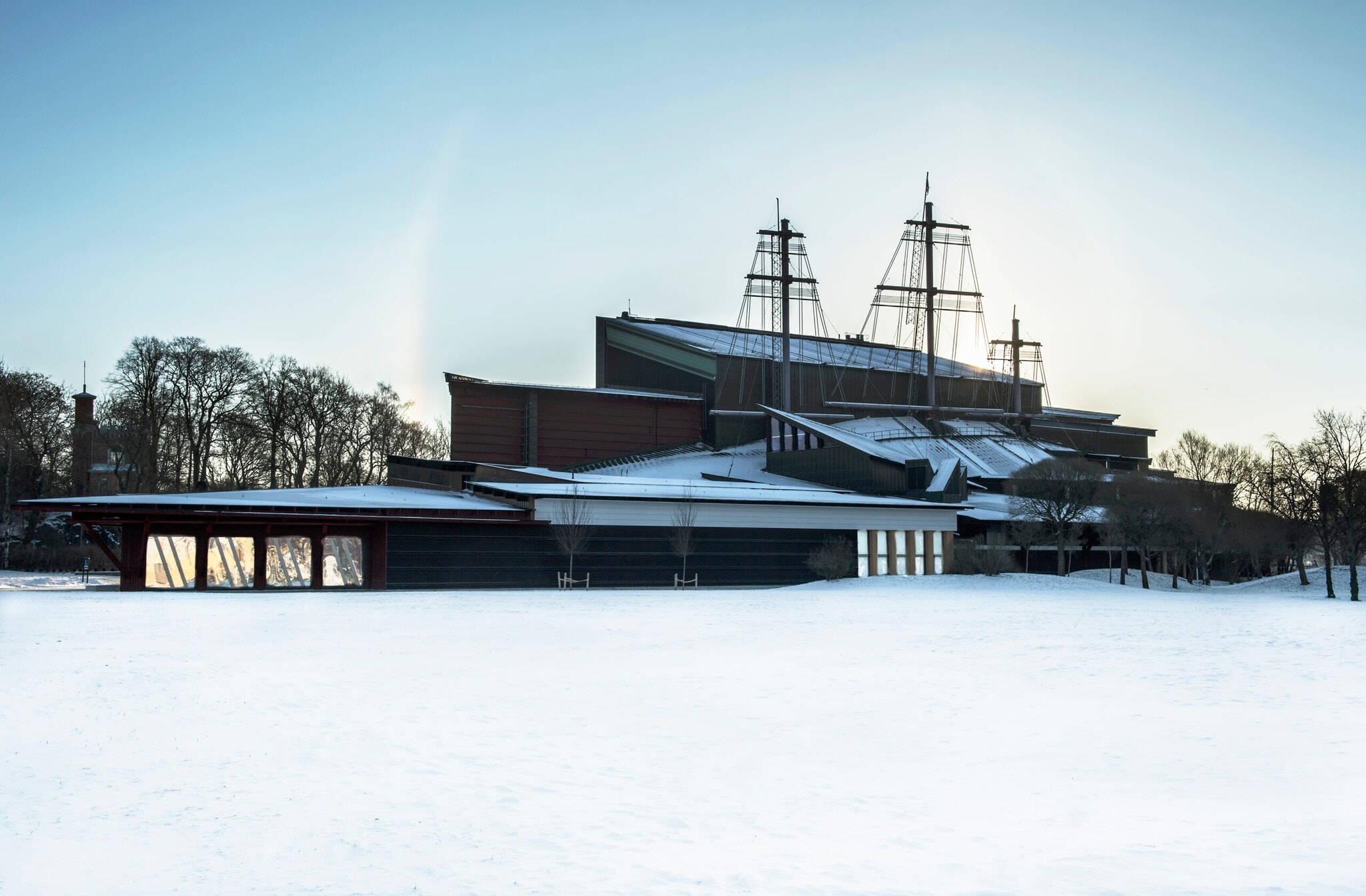 Außenansicht des eingeschneiten Vasa-Museums, das in seiner Form an ein Schiff erinnert Außenansicht des eingeschneiten Vasa-Museums, das in seiner Form an ein Schiff erinnert
