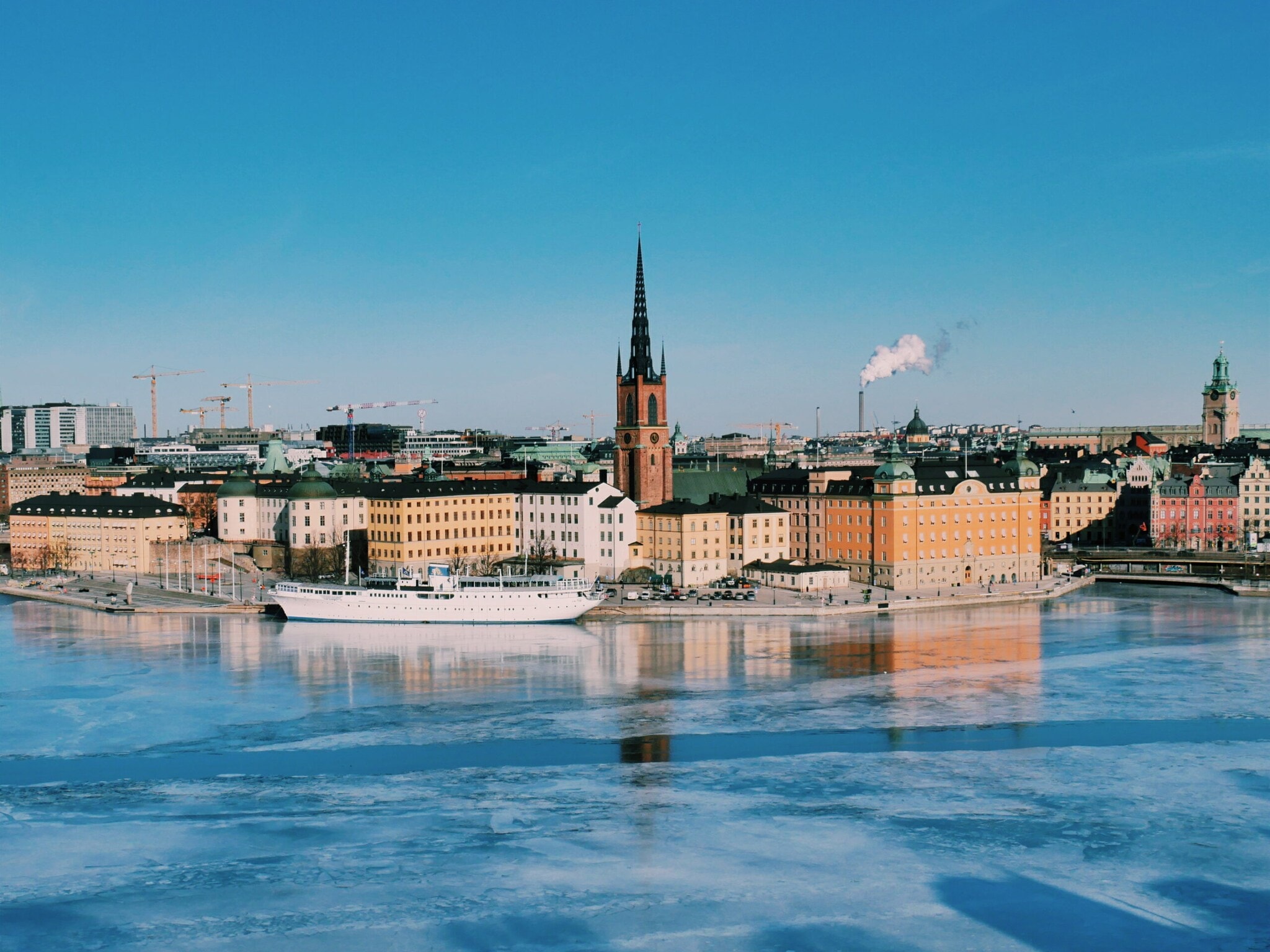 Panorama auf das Stadtbild Stockholms mit vereistem Gewässer ringsum Panorama auf das Stadtbild Stockholms mit vereistem Gewässer ringsum
