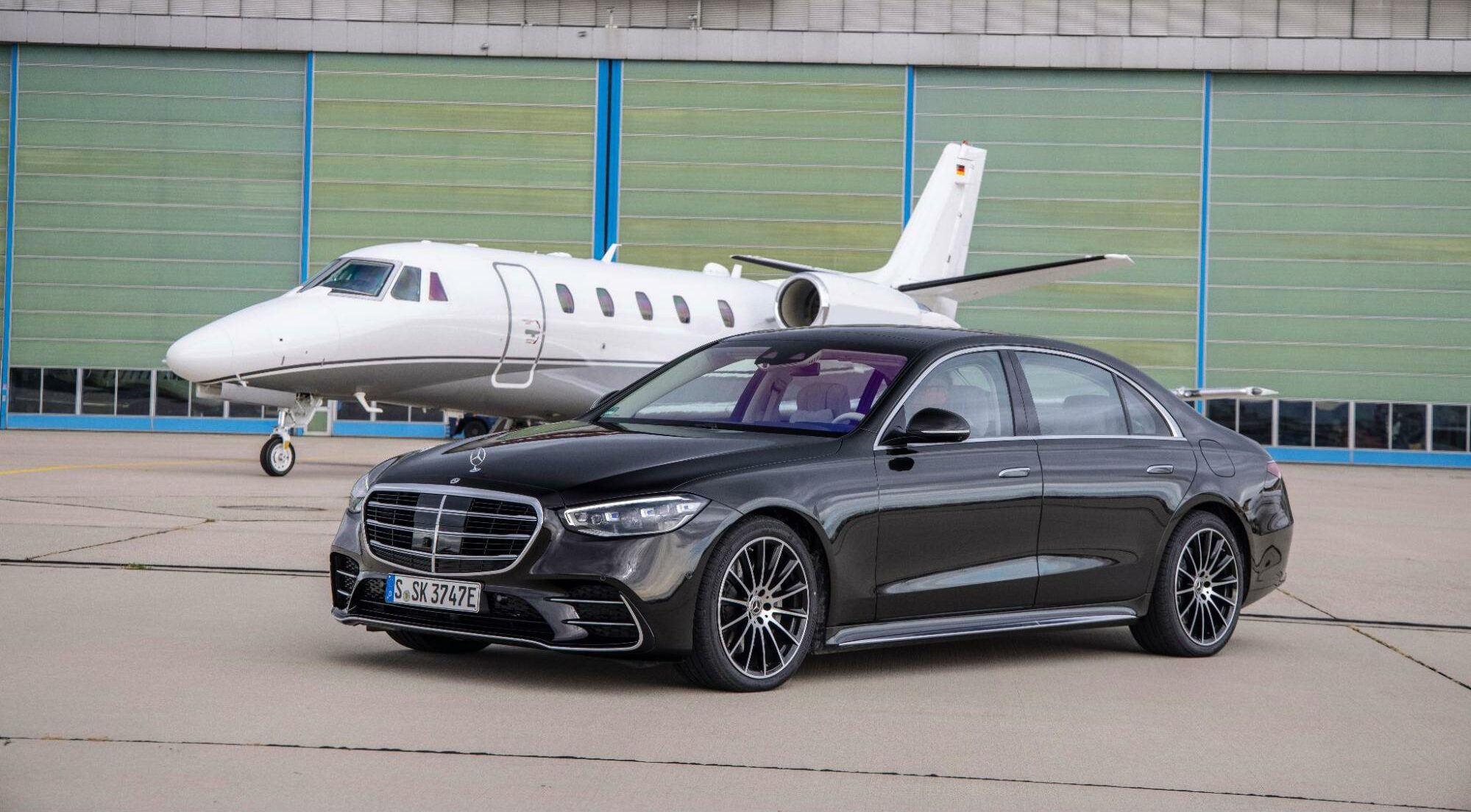 Ein Mercedes S 580e auf einem Flughafen