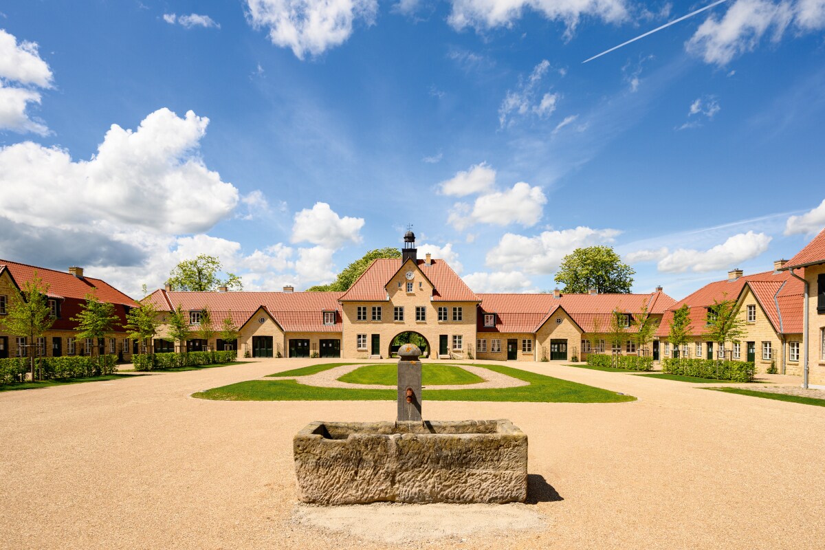 Blick in einen gepflegten Innenhof eines Guts Blick in einen gepflegten Innenhof eines Guts