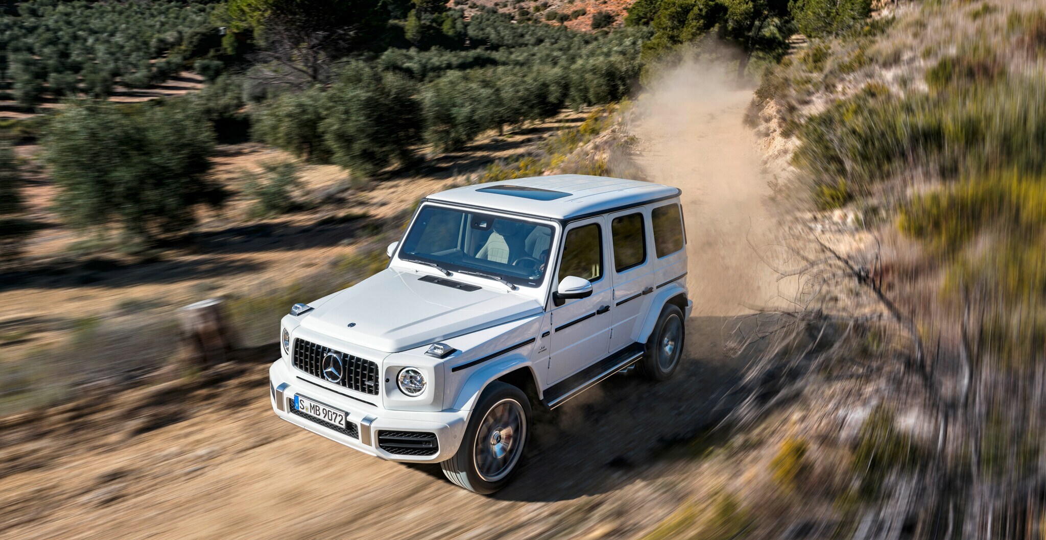 Ein Mercedes G 63 AMG fährt durchs Gelände.