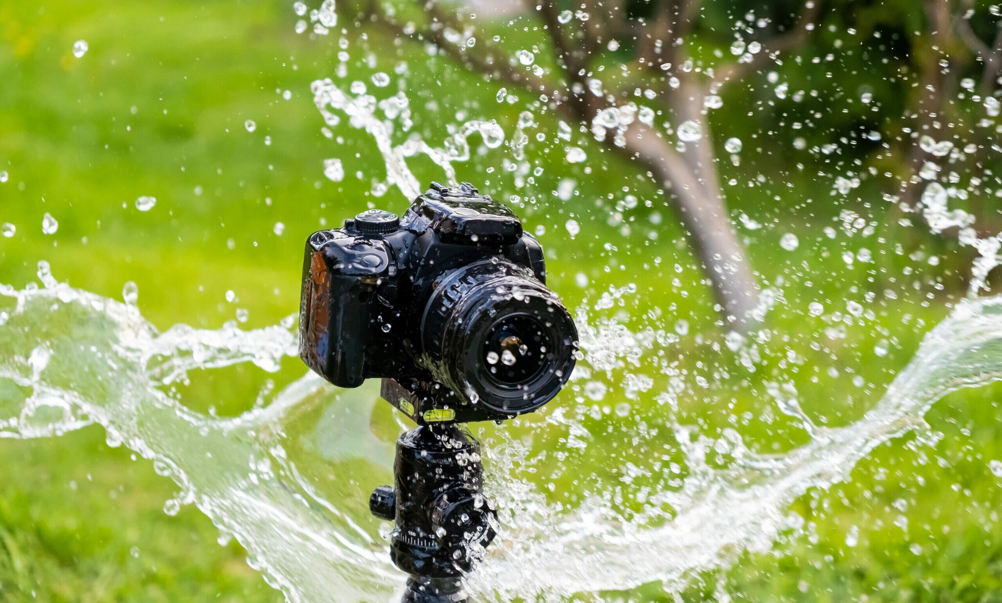 Ein Fotoapparat wird nass gespritzt.