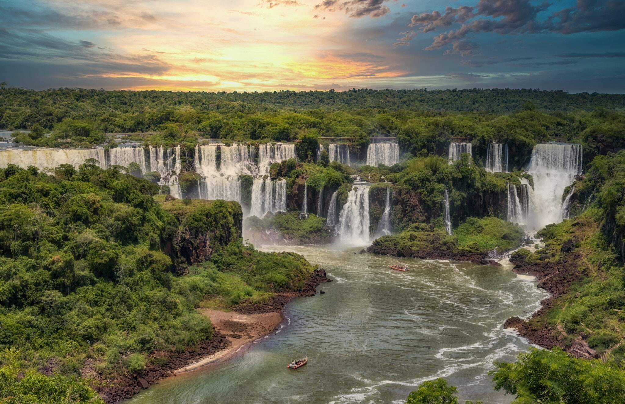 Die Iguazu-Wasserfälle von der brasilianischen Seite. Die Iguazu-Wasserfälle von der brasilianischen Seite.