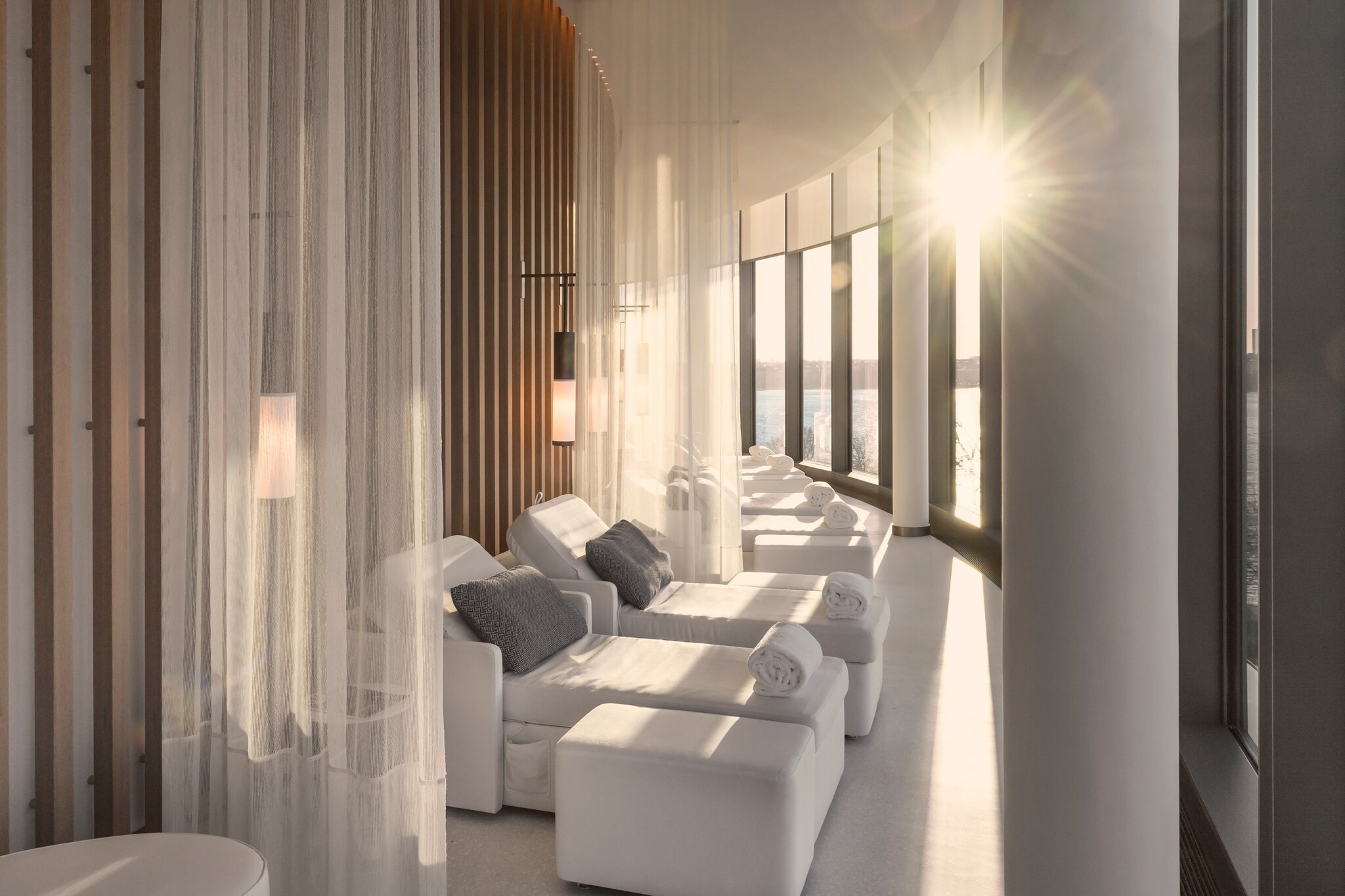 Weiße Liegen in einem lichtdurchfluteten Spa Weiße Liegen in einem lichtdurchfluteten Spa