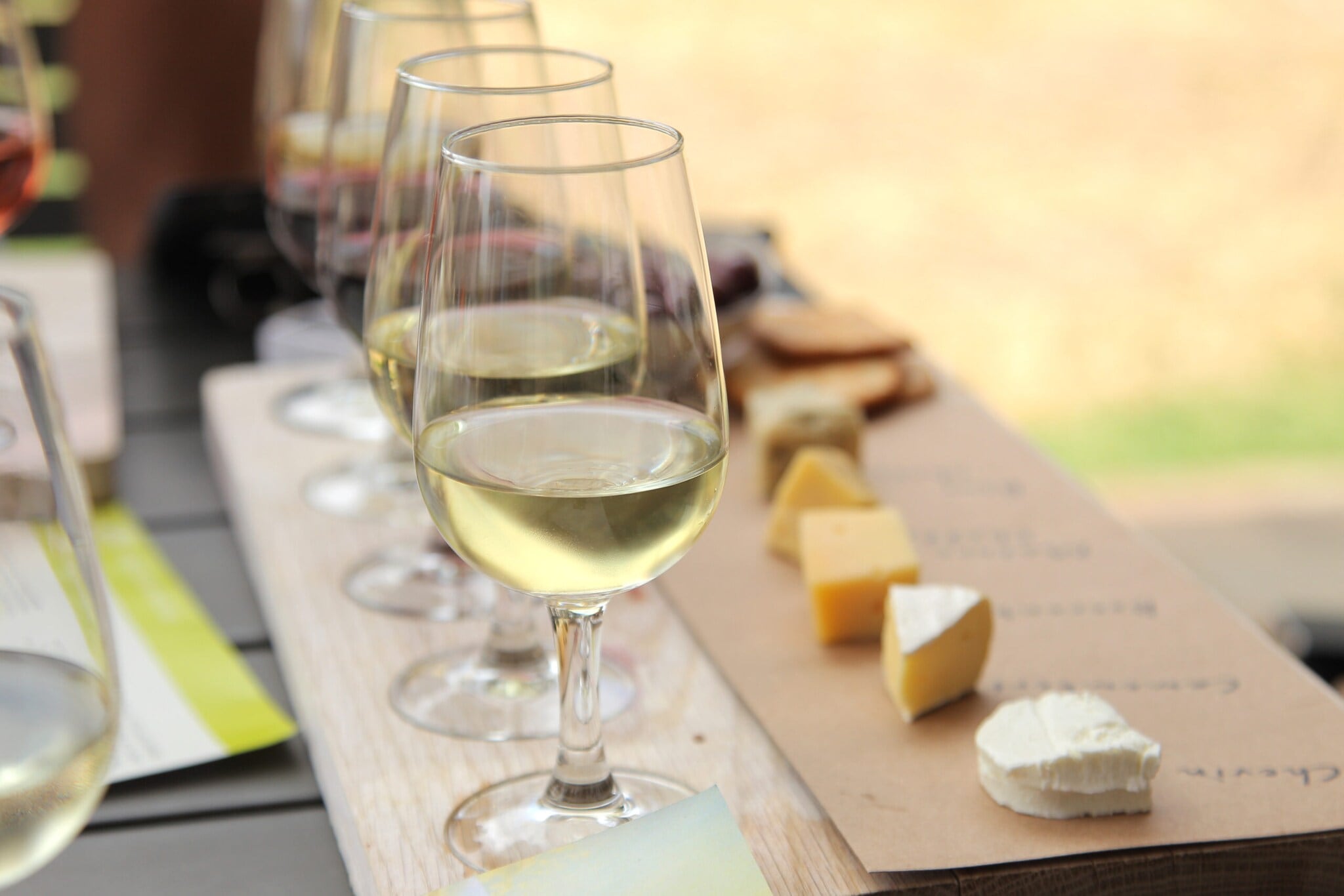 Weißweingläser und Käse Weißweingläser und Käse