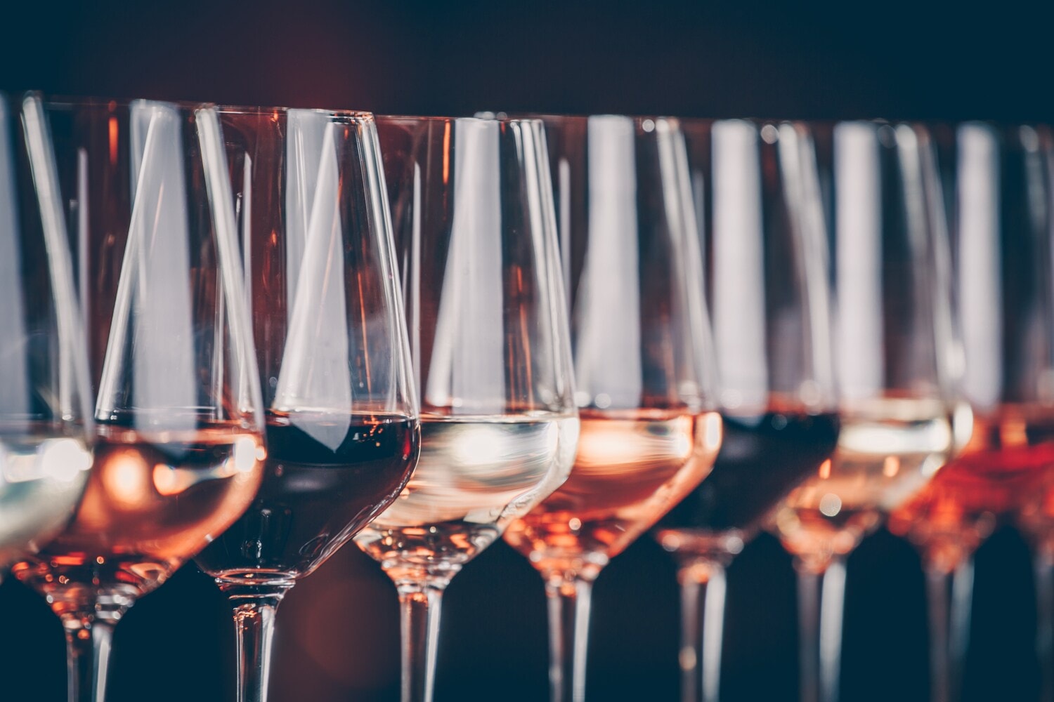 Eine Reihe Weingläser mit unterschiedlichen Weinen. Eine Reihe Weingläser mit unterschiedlichen Weinen.