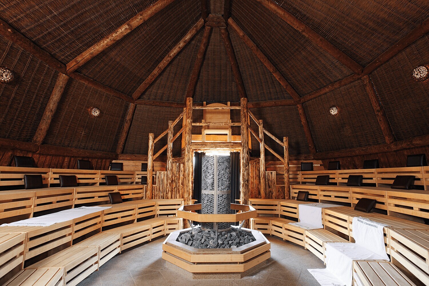 Sauna aus Holz mit einem Thron in der Mitte der Therme Erding
