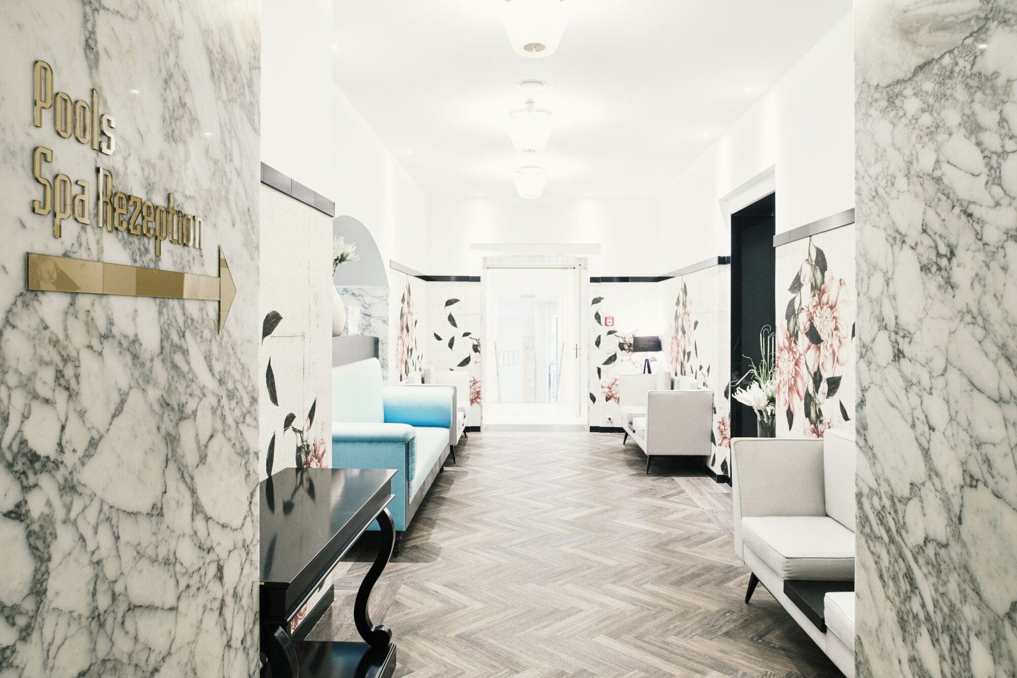 Innenansicht einer Hoteleingangshalle mit Sofas und Wänden aus Marmor Innenansicht einer Hoteleingangshalle mit Sofas und Wänden aus Marmor