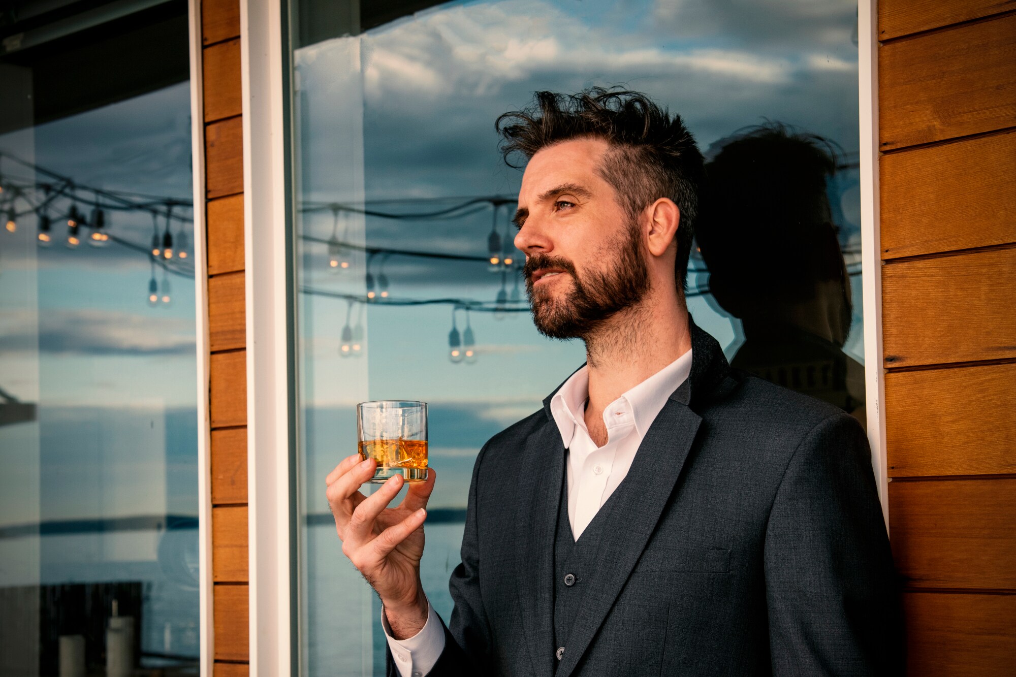 Ein Mann trinkt einen Whisky am Abend