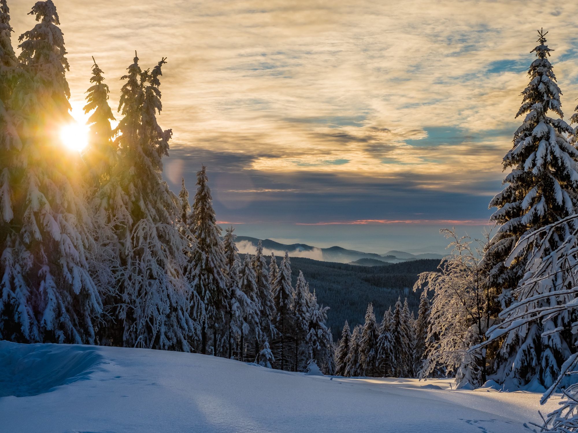 Sonnenuntergang über dem winterlichen Harz.