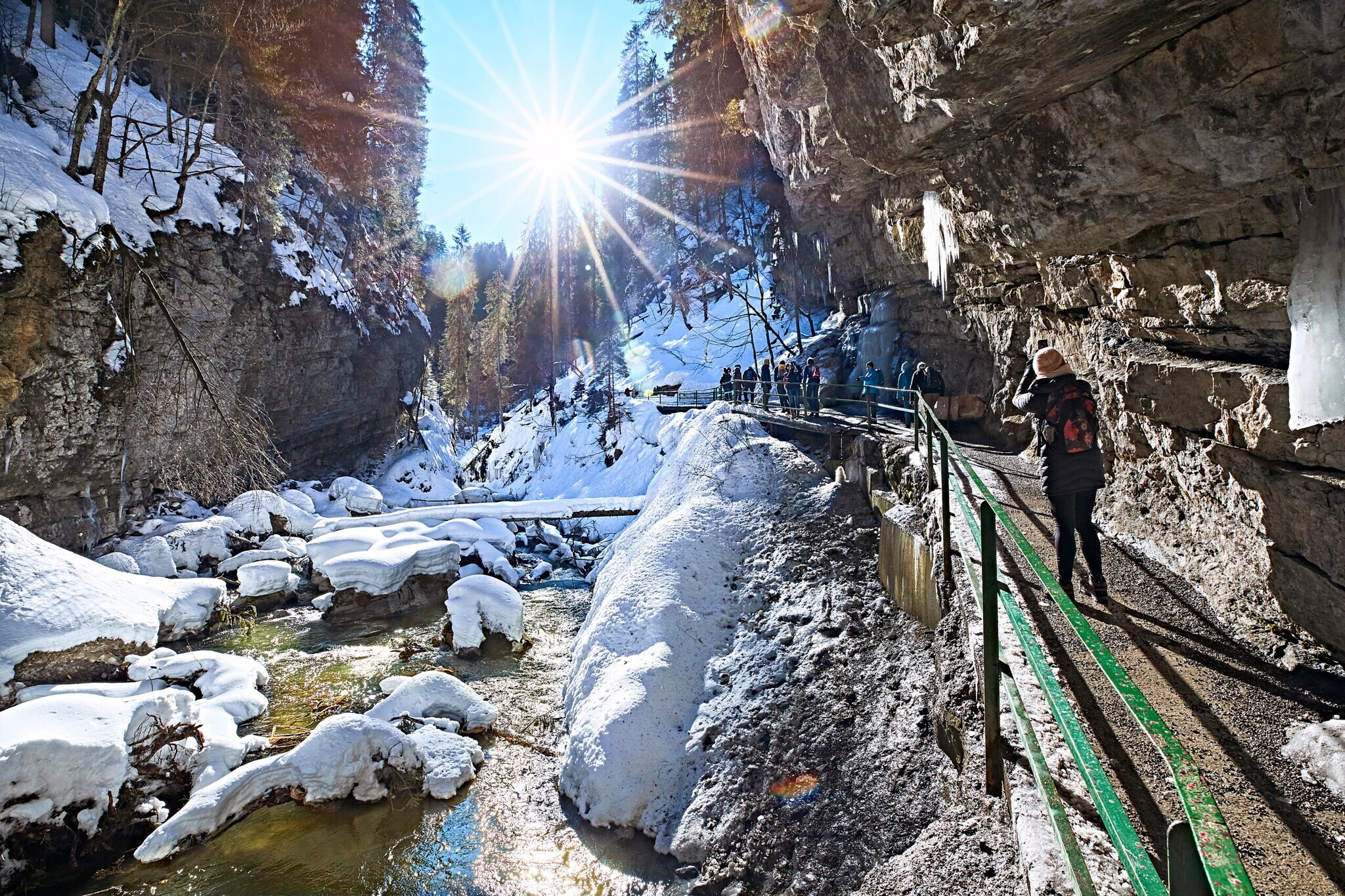 Eine Wanderin macht ein Foto.