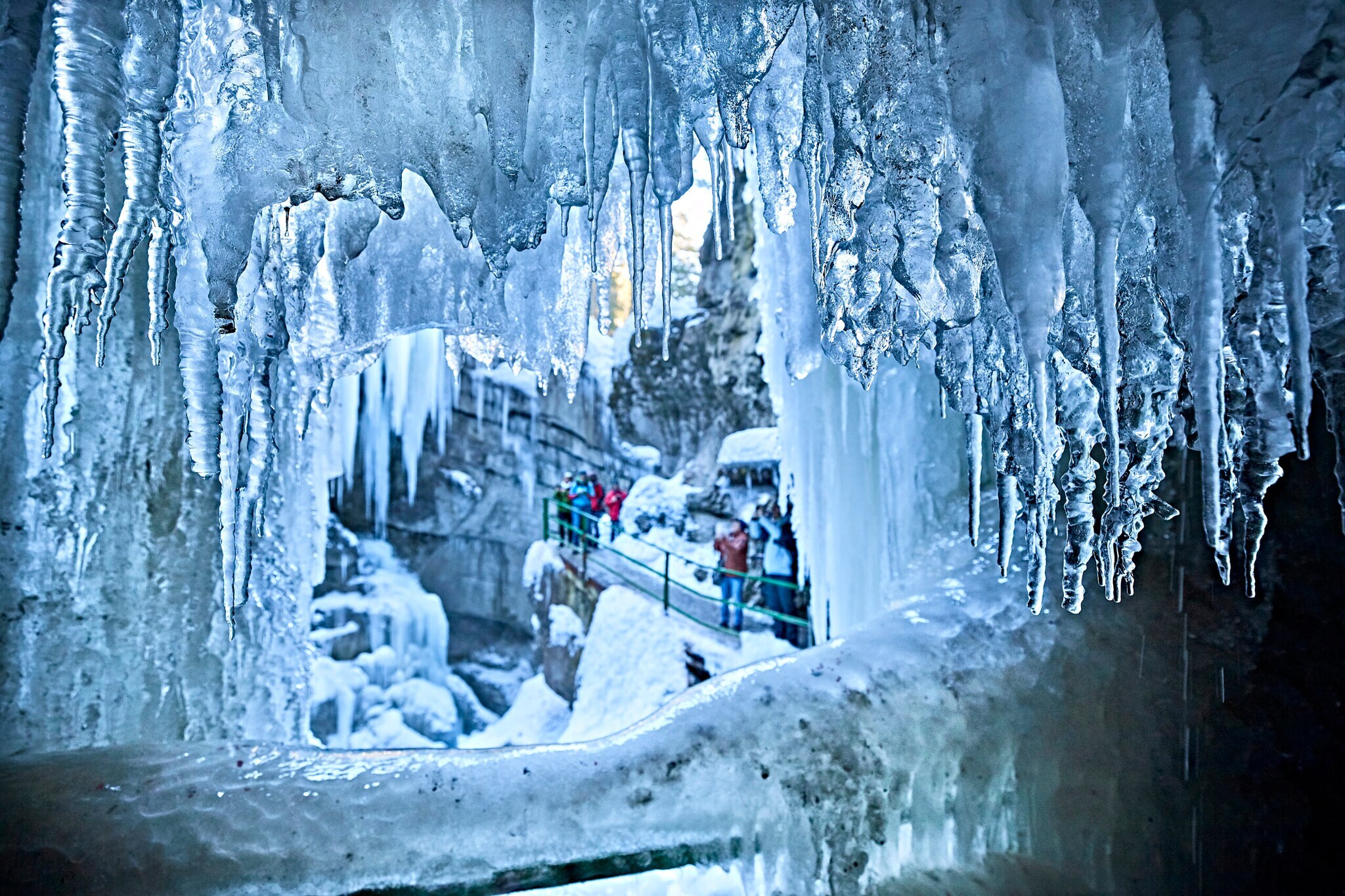 Eine Gruppe Touristen zwischen Eiszapfen.