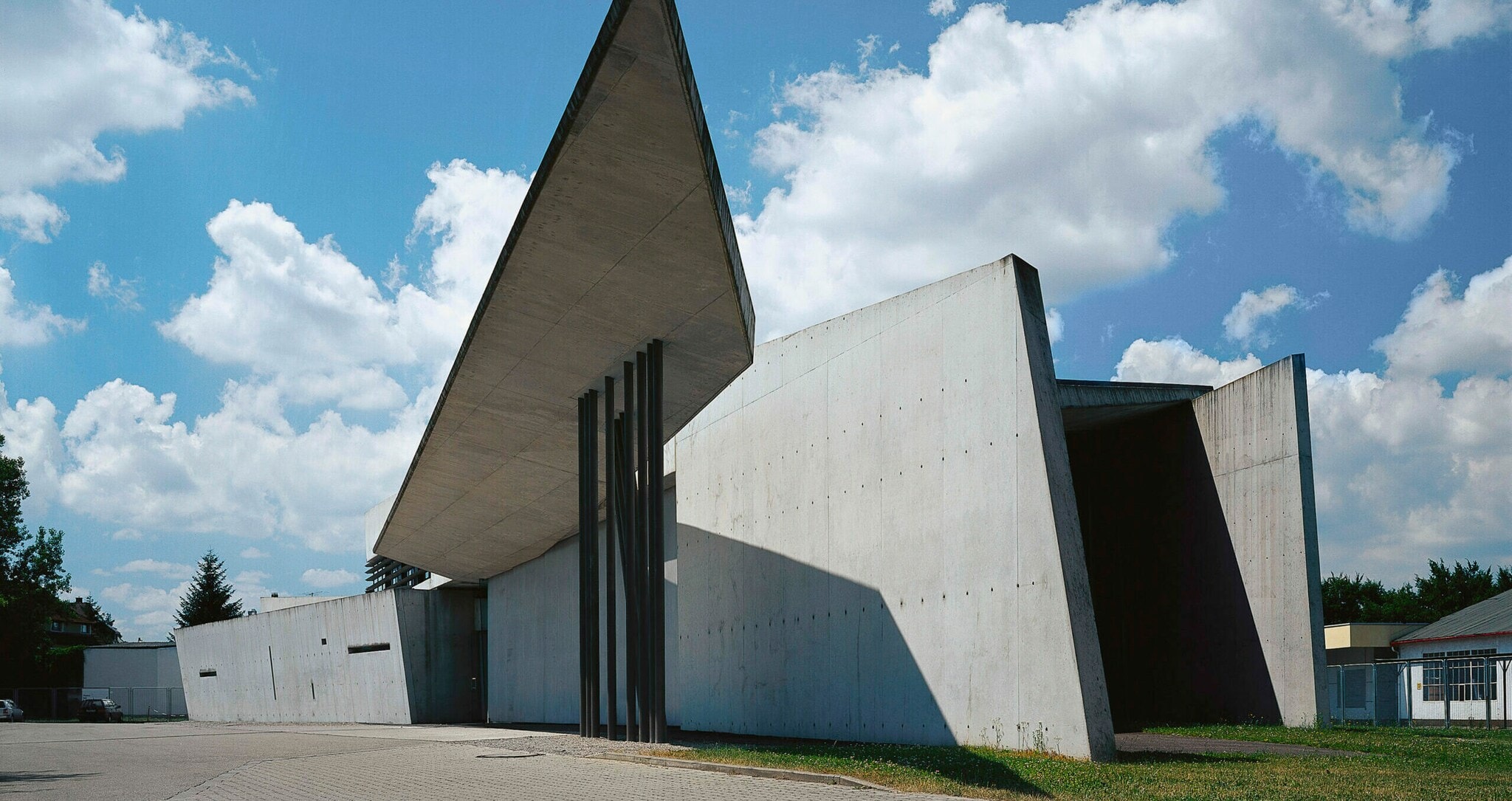Ein Gebäude aus Beton mit außergewöhnlichen geometrischen Formen Ein Gebäude aus Beton mit außergewöhnlichen geometrischen Formen
