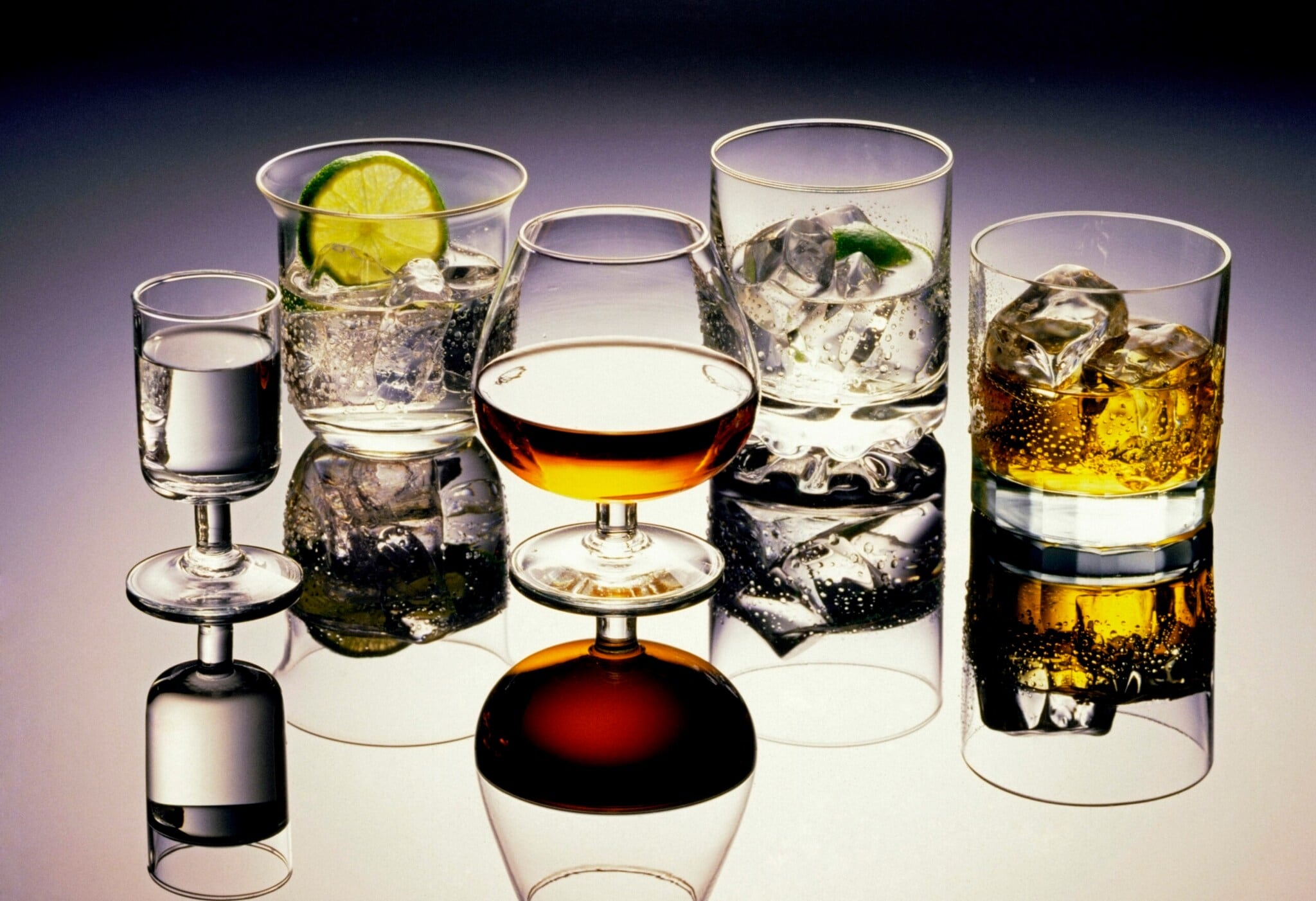 Verschiedene Spirituosen in unterschiedlichen Gläsern Verschiedene Spirituosen in unterschiedlichen Gläsern