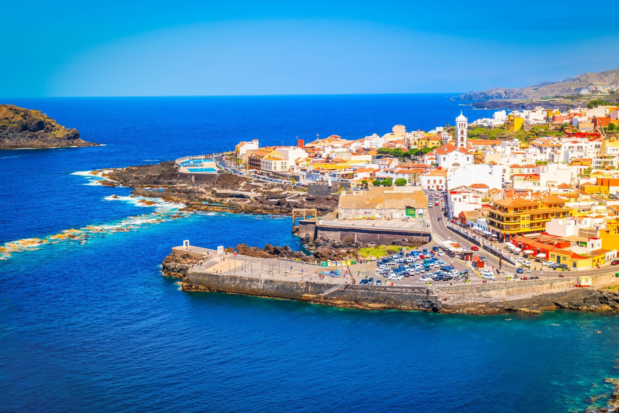 Blick auf Garachio, ein malerischer Küstenort im Nordwesten von Teneriffa mit bunten Häusern und eingerahmt vom blauen Wasser des Atlantiks. Blick auf Garachio, ein malerischer Küstenort im Nordwesten von Teneriffa mit bunten Häusern und eingerahmt vom blauen Wasser des Atlantiks.