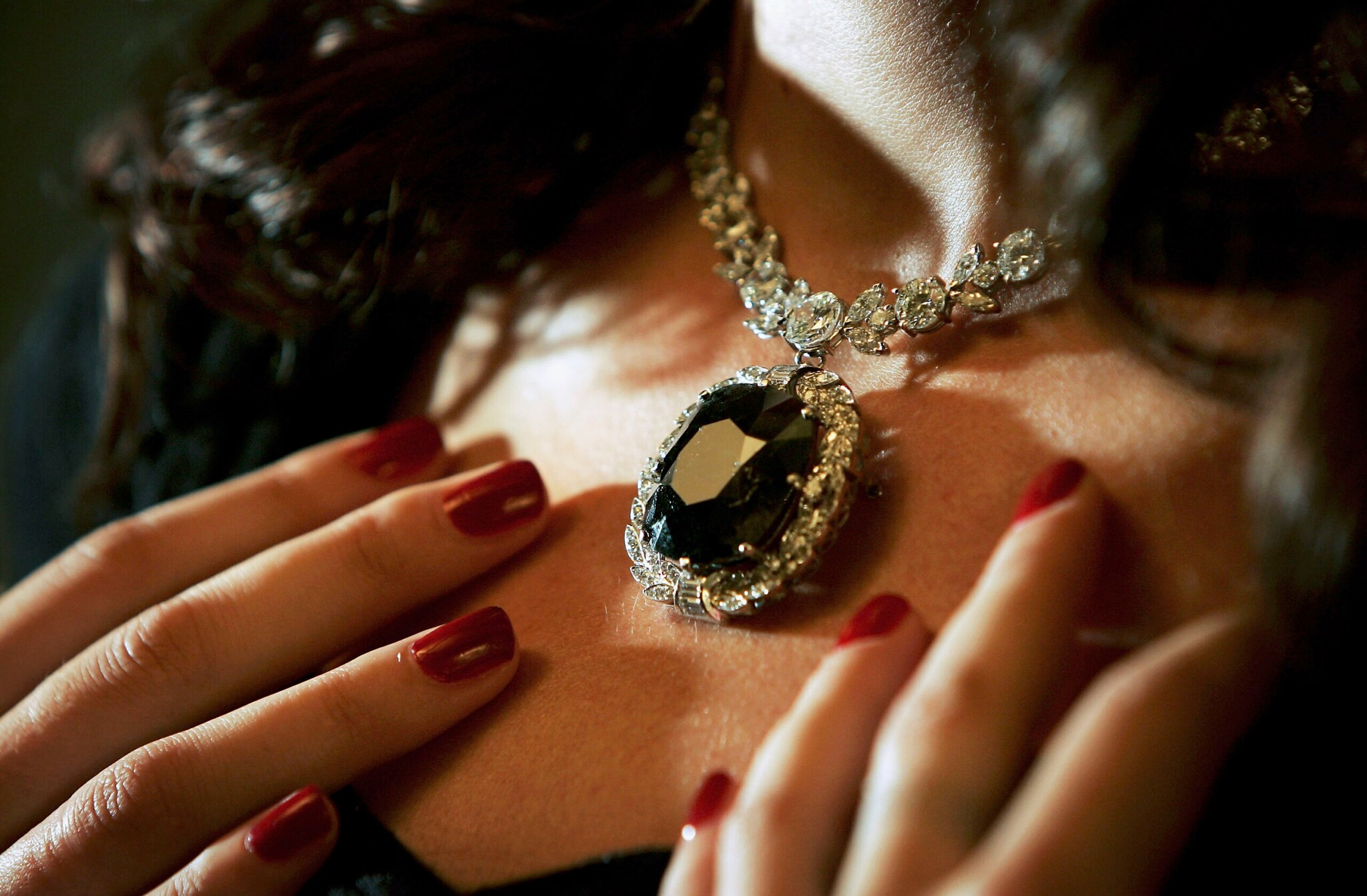 Nahaufnahme einer Diamantenkette am Hals einer Frau