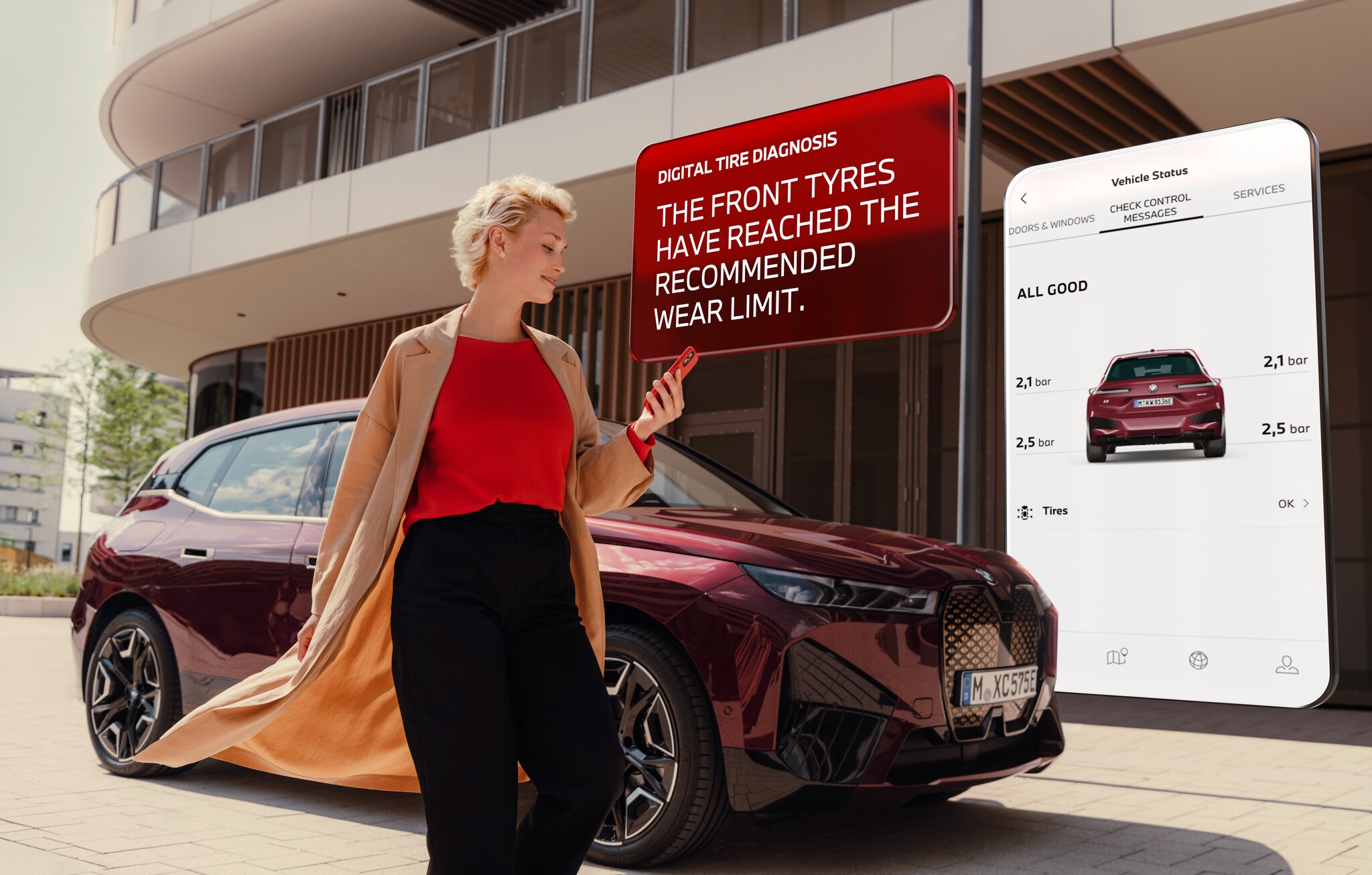 Eine Junge Frau schaut auf ihr Smartphone, während sie an einem BMW vorbeiläuft. Eine Junge Frau schaut auf ihr Smartphone, während sie an einem BMW vorbeiläuft.