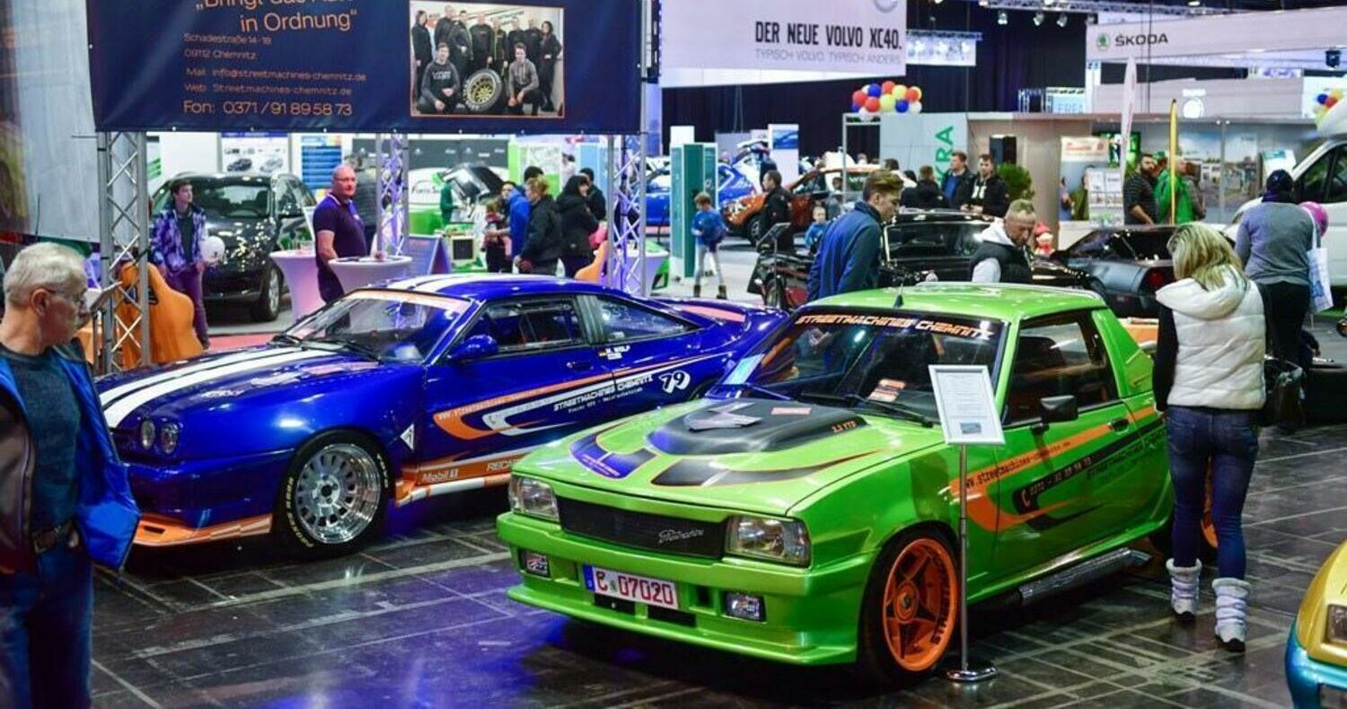 Besucher:innen und Autos auf der Messe Mobil³ Besucher:innen und Autos auf der Messe Mobil³