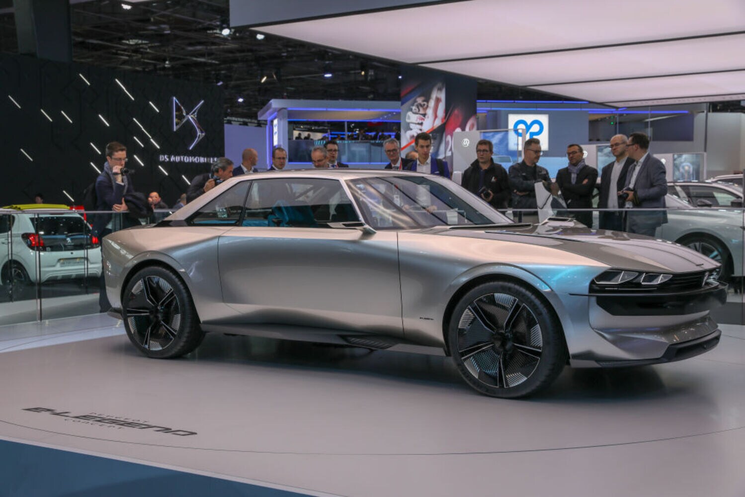 Silbernes Auto auf der Messe Pariser Autosalon