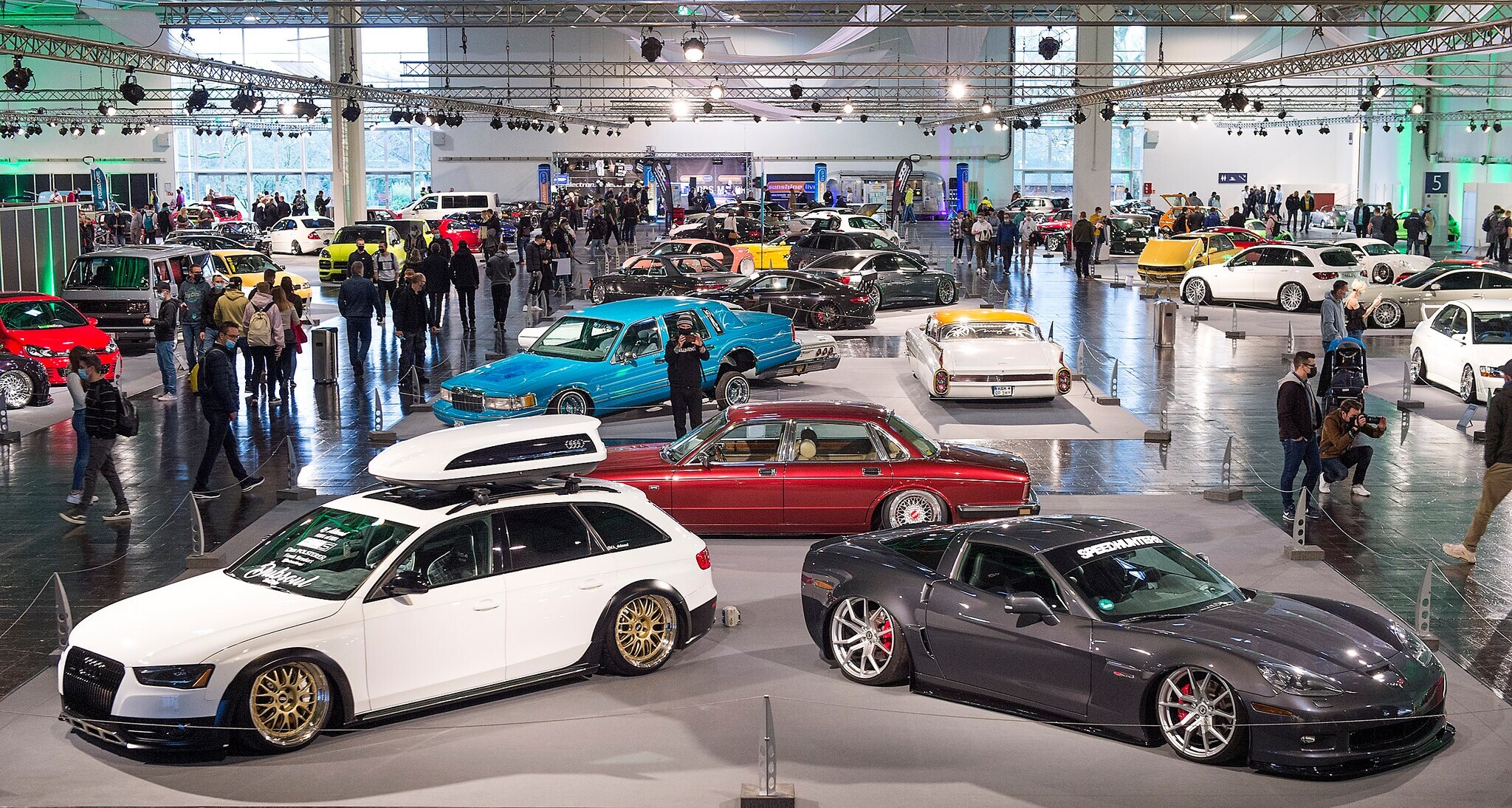 Besucher zwischen Autos auf der Essen Motor Show 2021