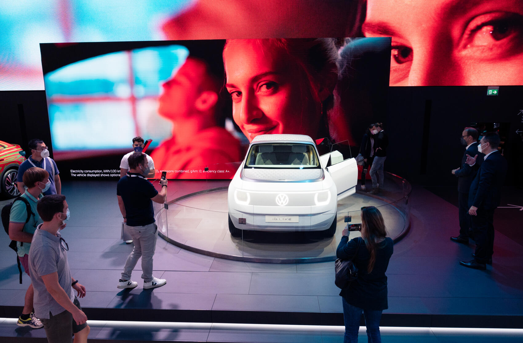 Besucher der Internationalen Automobil-Ausstellung begutachten Fahrzeuge Besucher der Internationalen Automobil-Ausstellung begutachten Fahrzeuge