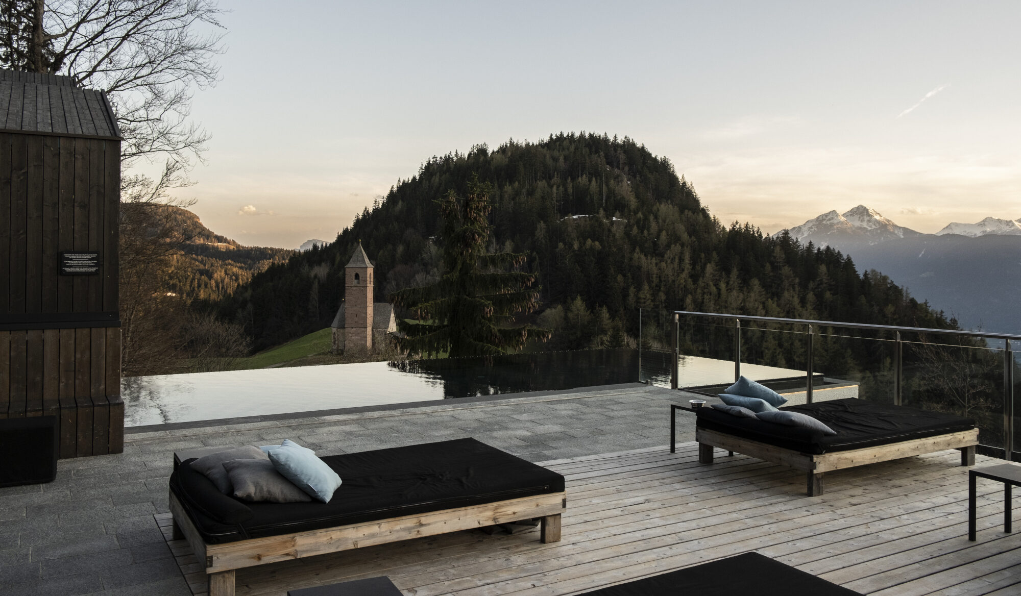 Außenbereich eines Hotels mit Liegen, Blick auf die Berge Außenbereich eines Hotels mit Liegen, Blick auf die Berge