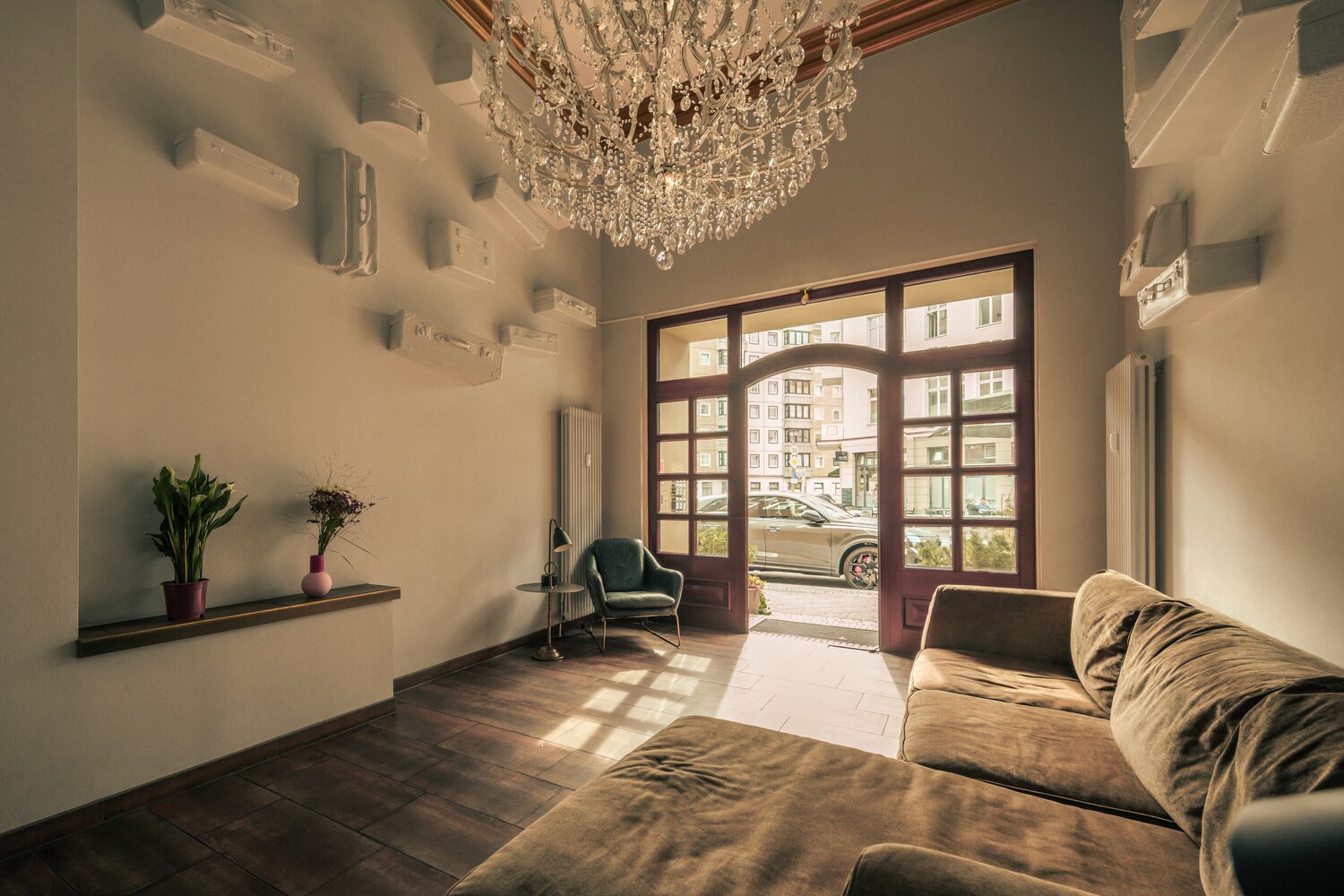 Eingangsbereich eines Hotels mit Sofas und Kronleuchter