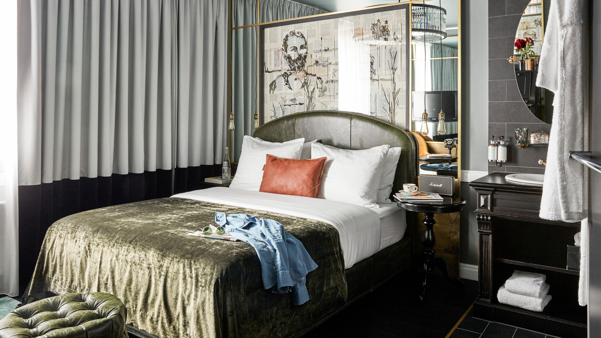 Hotelzimmer mit Doppelbett, Waschbecken und dicken Gardinen Hotelzimmer mit Doppelbett, Waschbecken und dicken Gardinen