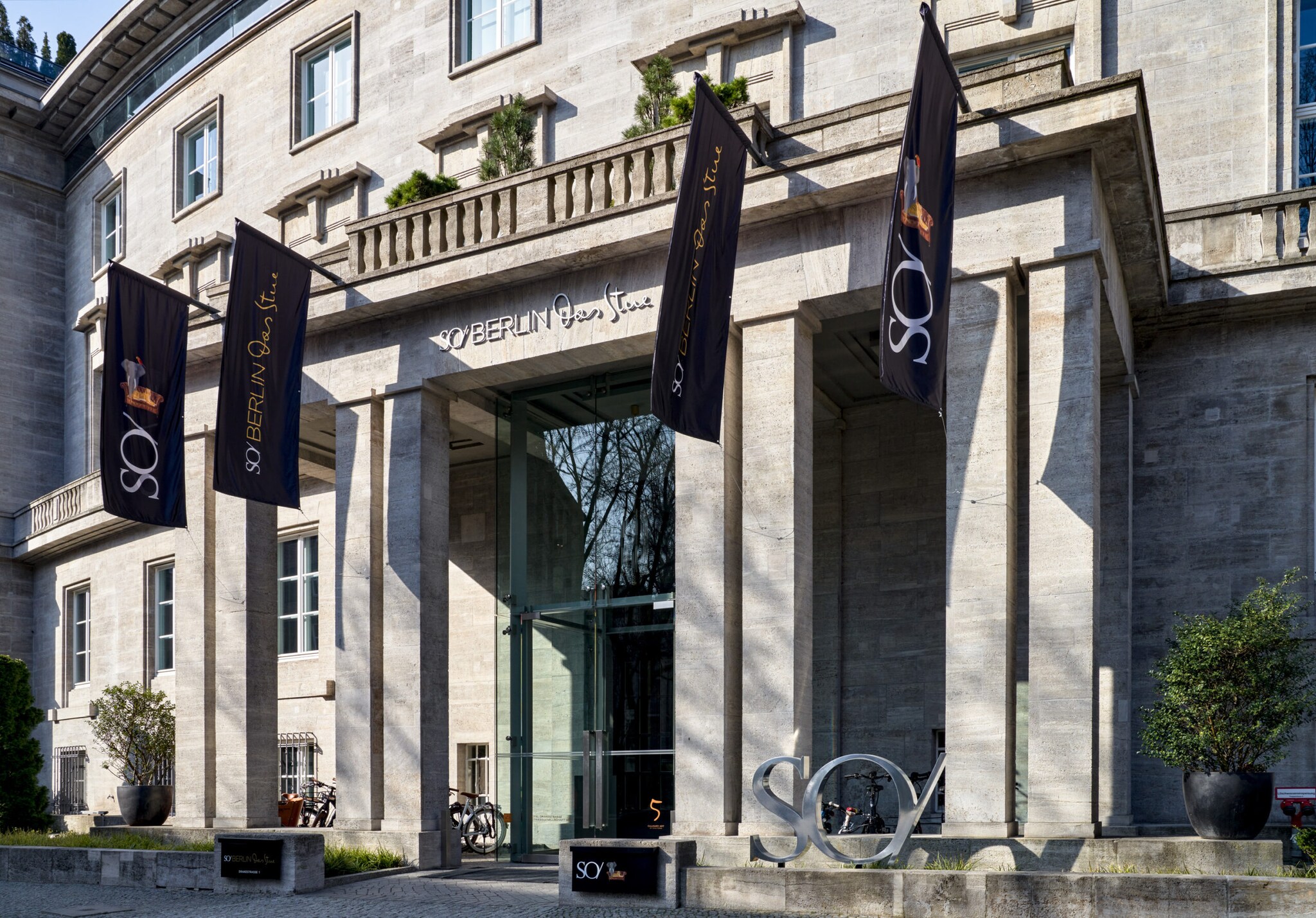 Fassade eines Hoteleingangs