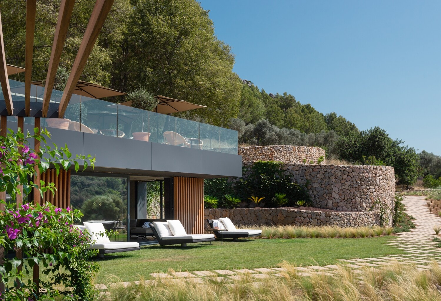 Eine Hotelanlage mit großer Terrasse inmitten von Natur Eine Hotelanlage mit großer Terrasse inmitten von Natur