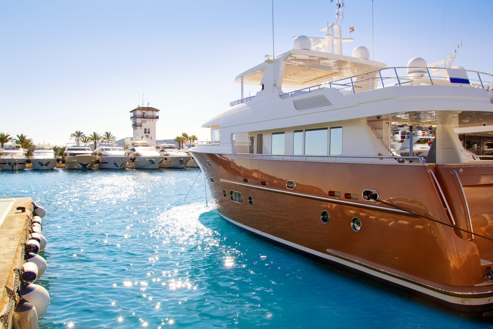 Eine Yacht in einem Hafen mit türkisfarbenen Wasser