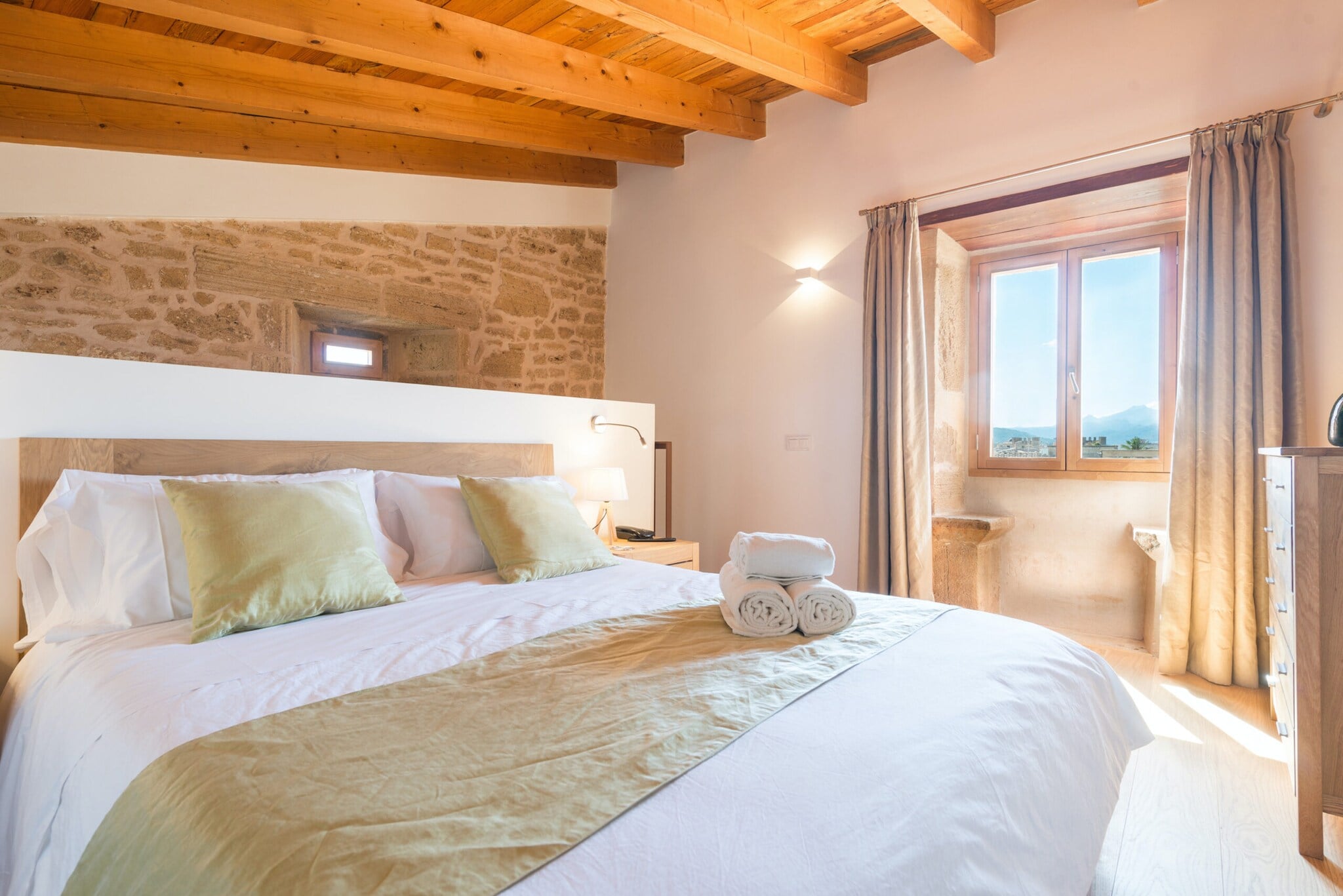 Innenansicht eines Hotelzimmers mit heller Einrichtung Innenansicht eines Hotelzimmers mit heller Einrichtung